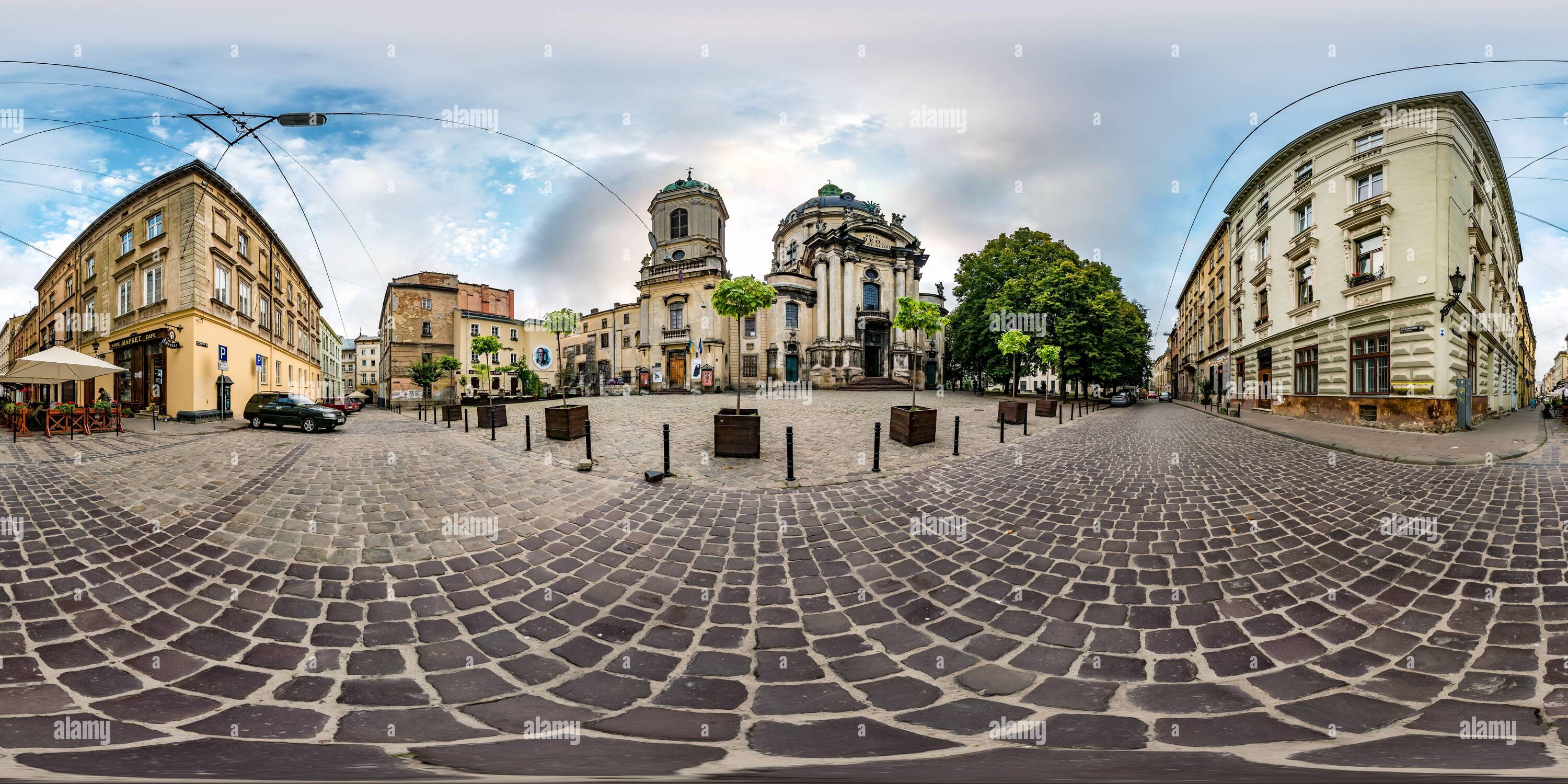 Visualizzazione panoramica a 360 gradi di Lviv, UCRAINA - AGOSTO 2019: Panorama hdri senza giunture a 360 gradi vicino all'antica cattedrale barocca uniata dominicana in proiettili equirettarettarici