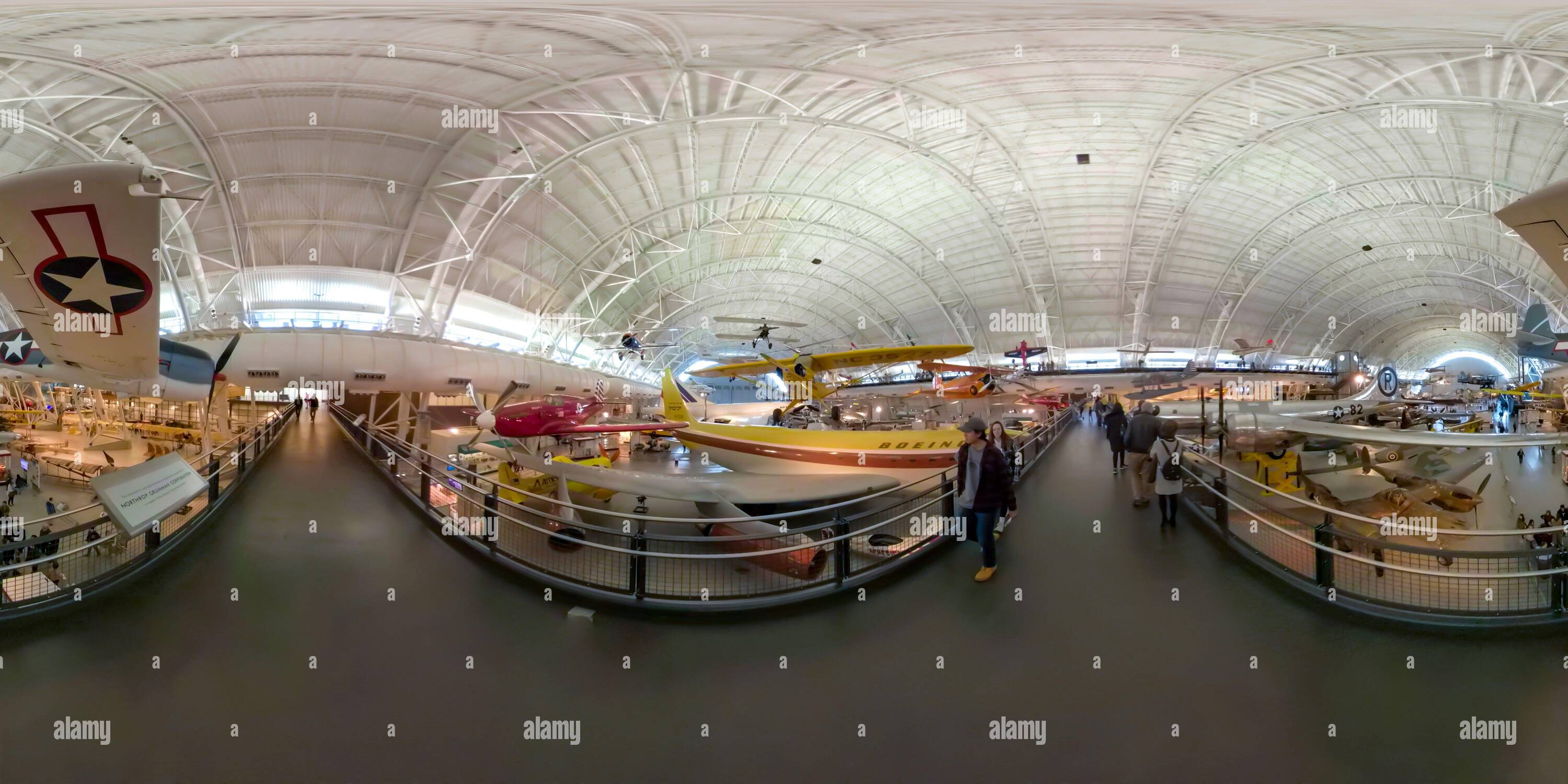 Visualizzazione panoramica a 360 gradi di Chantilly, Virginia - 16 febbraio 2020 - Turisti al Centro Steven F. Udvar-Hazy del Museo Smithsonian Air and Space di Chantilly, Virginia