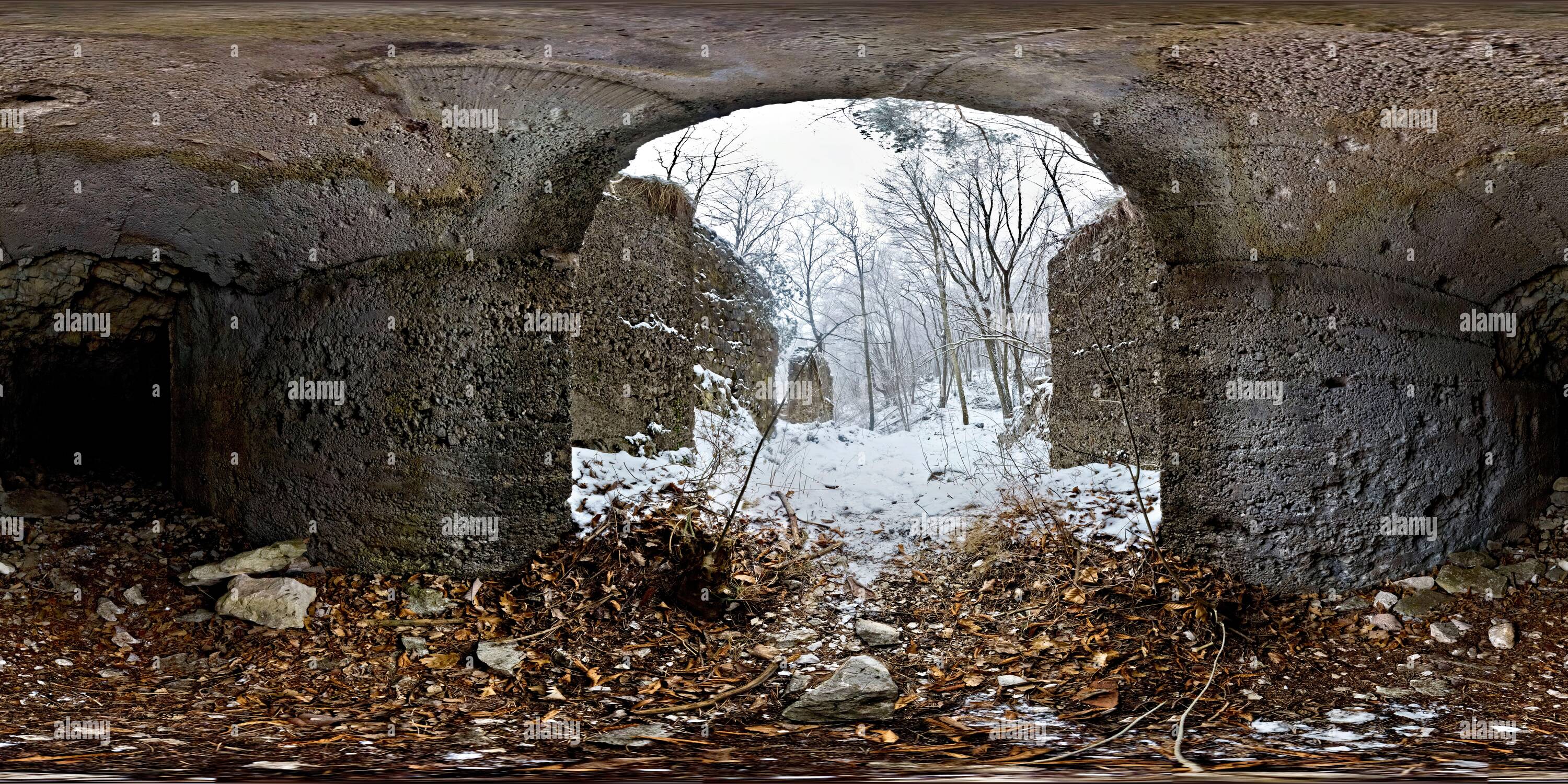 Visualizzazione panoramica a 360 gradi di Grotta Italiana della Grande Guerra a Dos de la Zoca. Monte Baldo, Trentino, Italia.