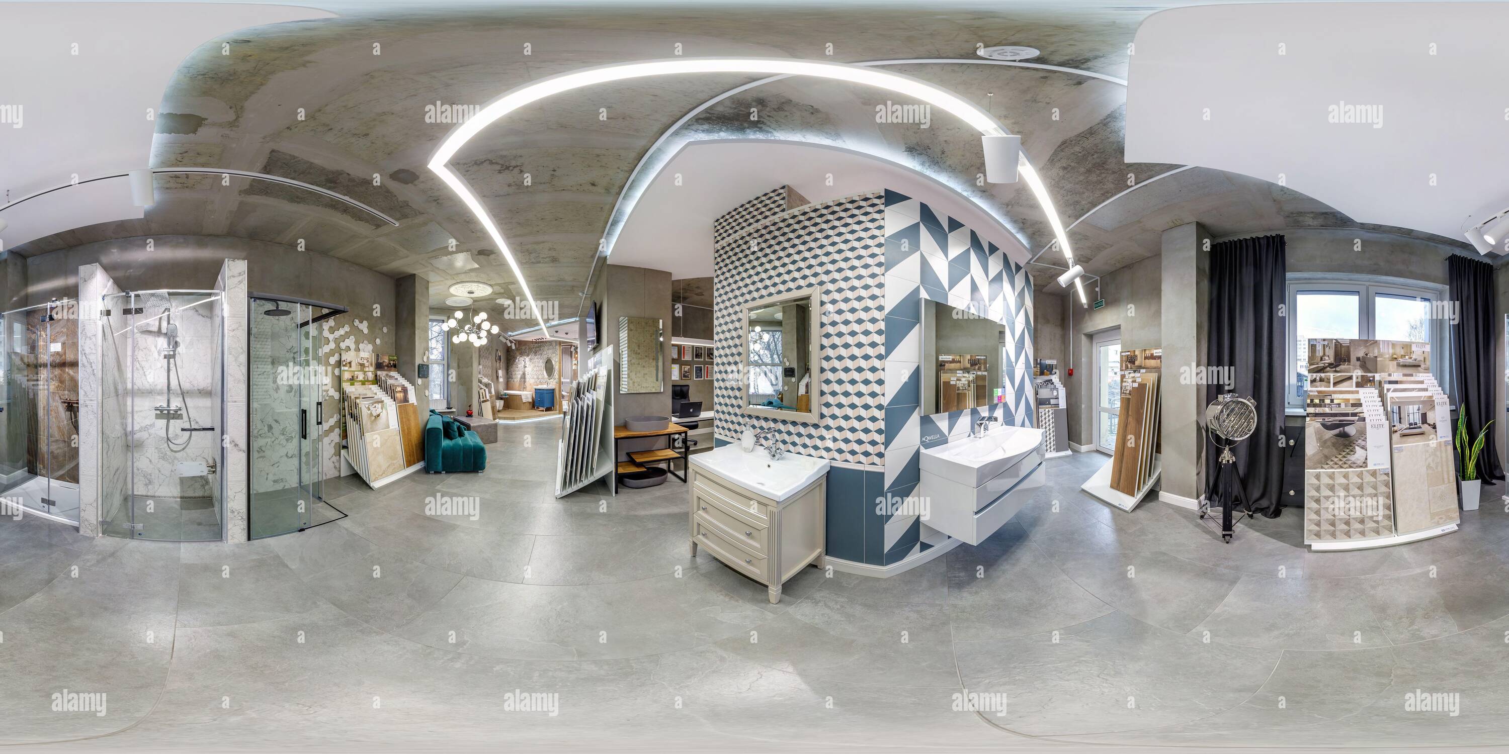 Visualizzazione panoramica a 360 gradi di Minsk, BIELORUSSIA - MAGGIO 2019: Panorama hdri completamente senza cuciture 360 angolo all'interno dello showroom del negozio di idraulica d'élite in sfera equirettangolare p