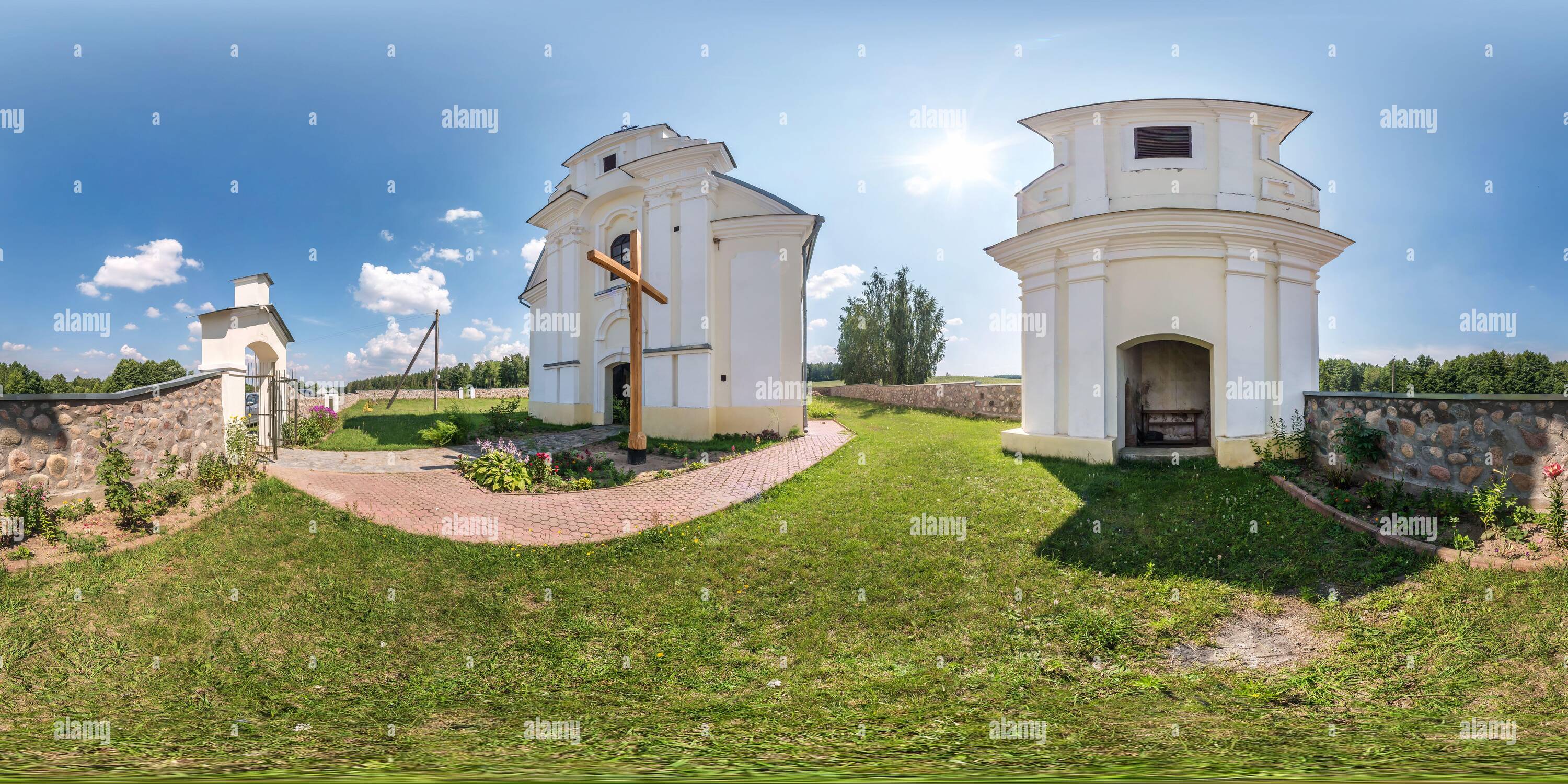 Visualizzazione panoramica a 360 gradi di Panorama hdri senza giunture a 360 gradi nel cortile vicino alla piccola chiesa cattolica in proiezione equirettangolare con zenith e nadir, VR conte