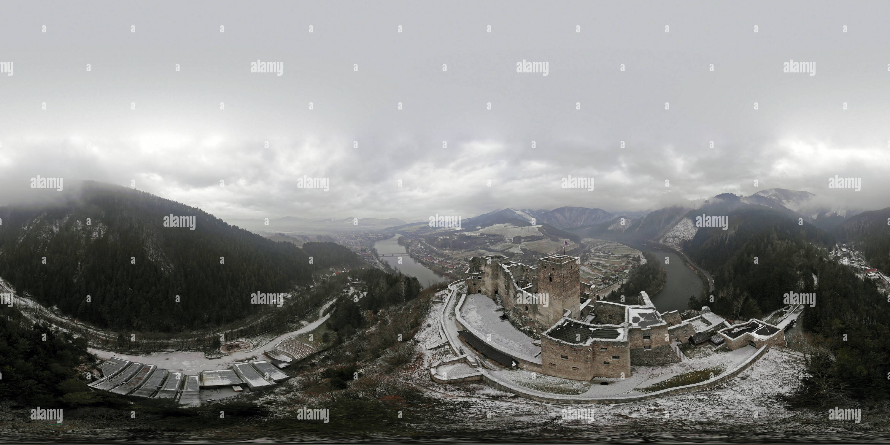 Visualizzazione panoramica a 360 gradi di Strečniansky hrad