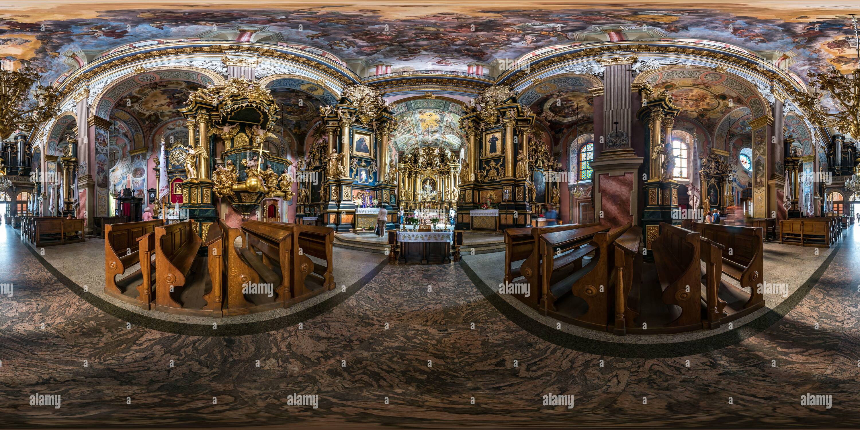 Visualizzazione panoramica a 360 gradi di LVIV, UCRAINA - AGOSTO 2019: Panorama hdri completo sferico senza giunture a 360 gradi all'interno della vecchia chiesa gotica cattolica di Bernardin in equecta