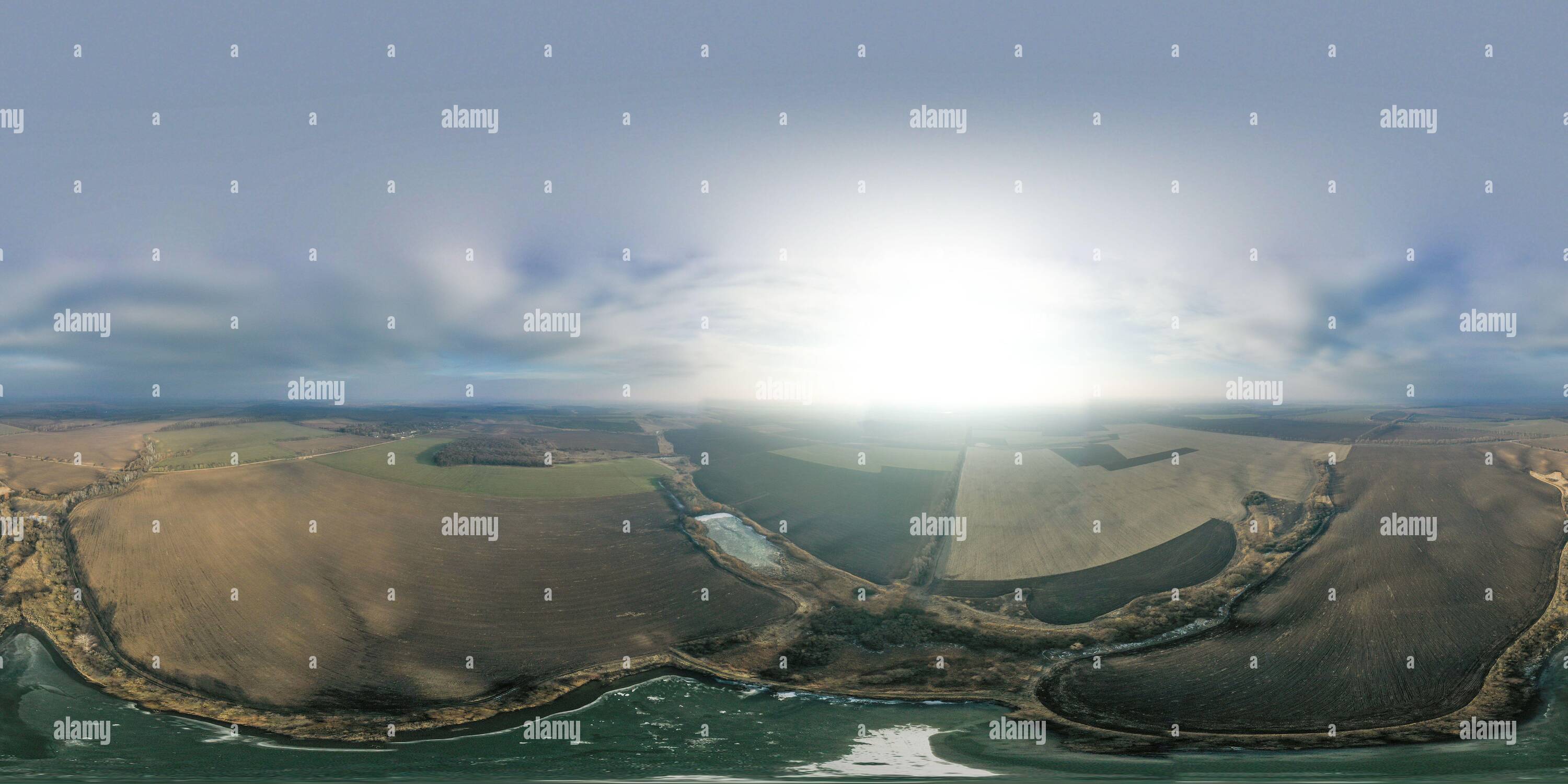 Visualizzazione panoramica a 360 gradi di prime gelate, campo foresta e gelo, ghiaccio, e panorama 360 sfera. Altezza dell'occhio degli uccelli, vista dall'alto, tiro con i droni, cielo blu, natura invernale