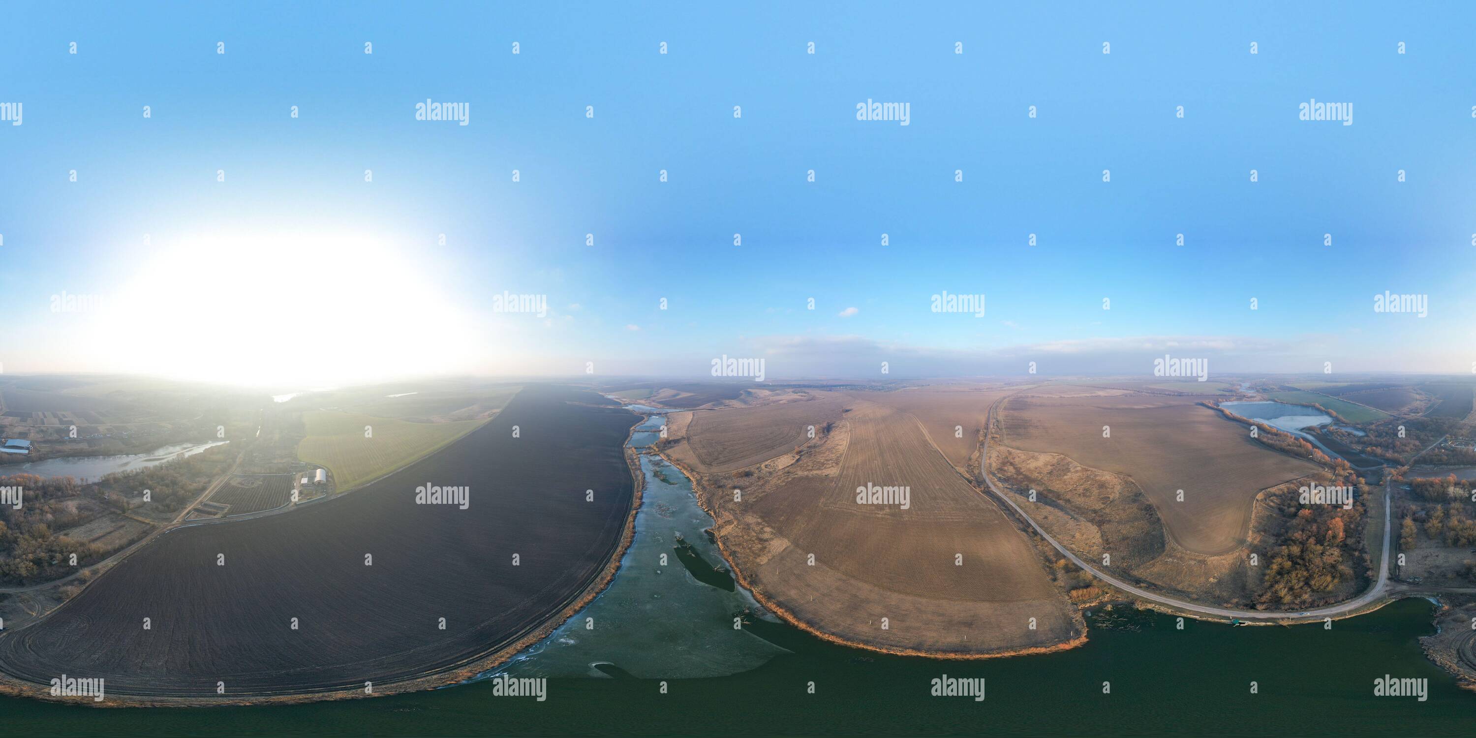 Visualizzazione panoramica a 360 gradi di prime gelate, campo foresta e gelo, ghiaccio, e panorama 360 sfera. Altezza dell'occhio degli uccelli, vista dall'alto, tiro con i droni, cielo blu, natura invernale