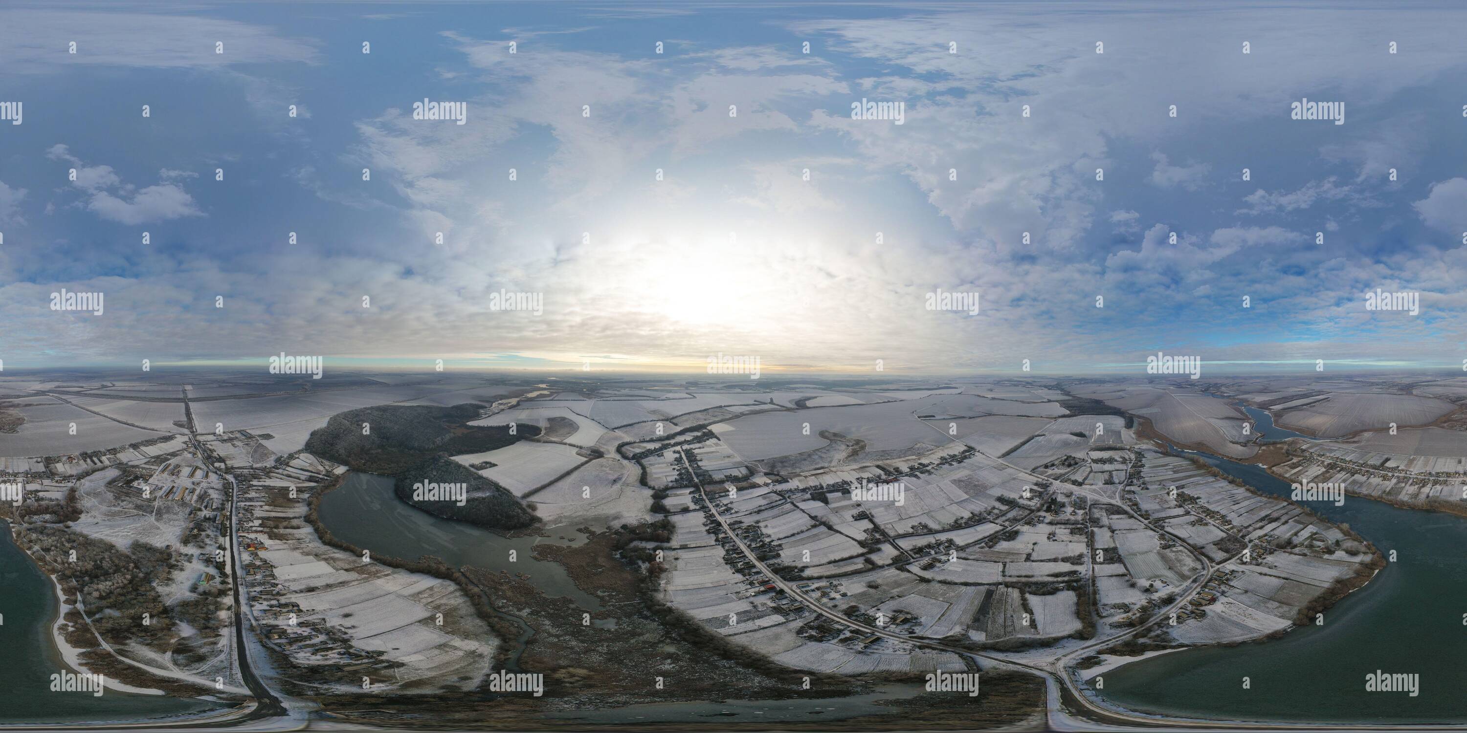 Visualizzazione panoramica a 360 gradi di prime gelate, campo foresta e gelo, ghiaccio, e panorama 360 sfera. Altezza dell'occhio degli uccelli, vista dall'alto, tiro con i droni, cielo blu, natura invernale