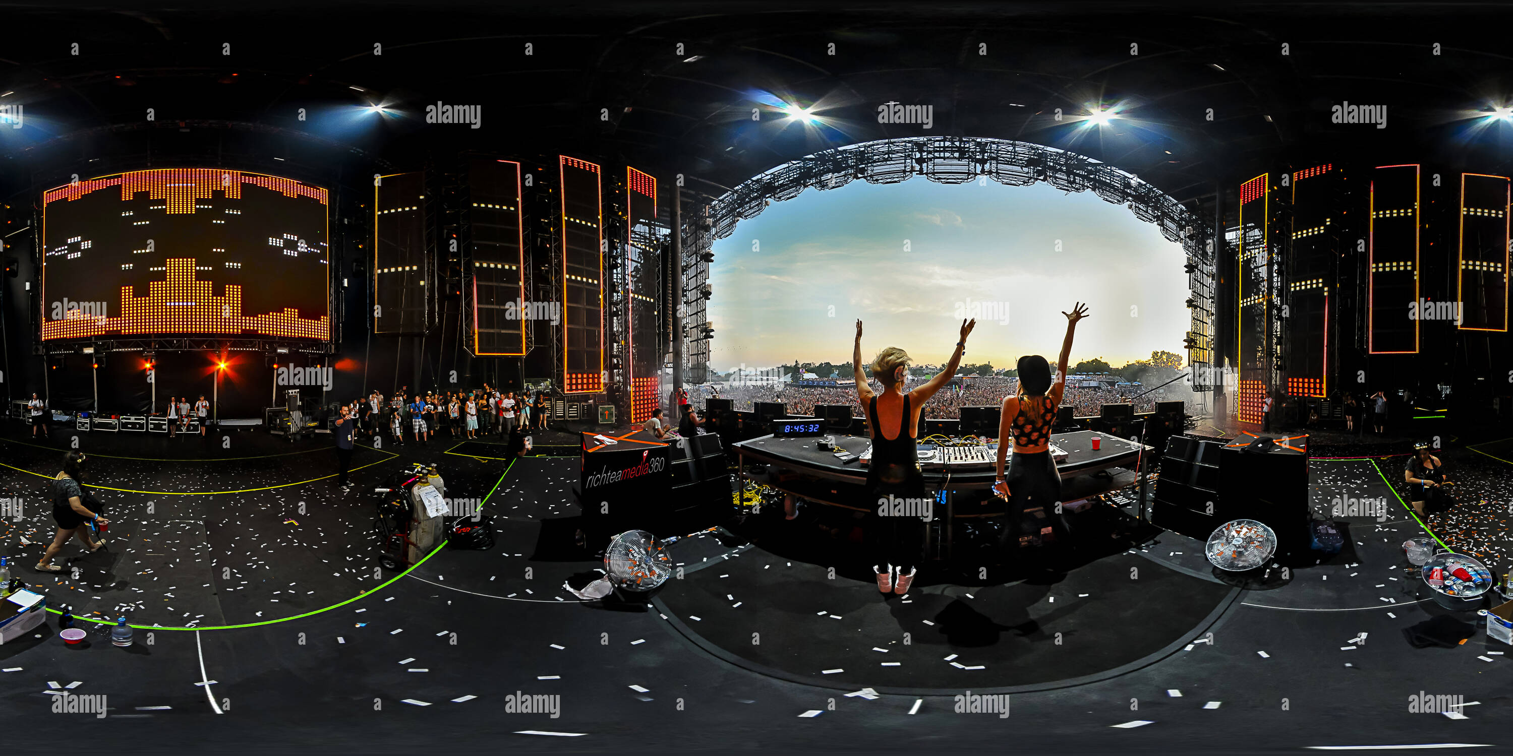 Visualizzazione panoramica a 360 gradi di EDM DJ nervo al Digital Dreams Festival
