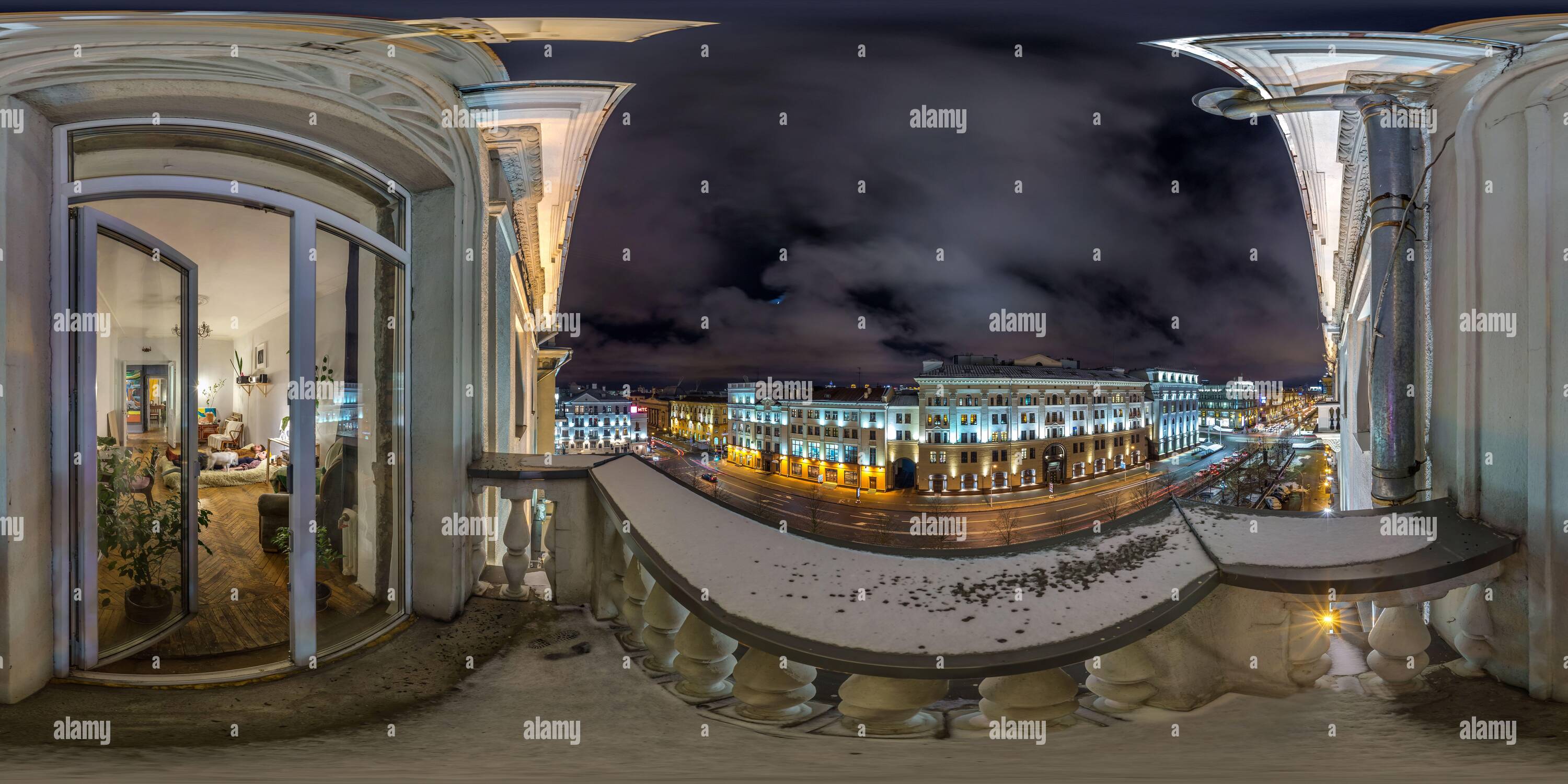 Visualizzazione panoramica a 360 gradi di MINSK, BIELORUSSIA - DICEMBRE, 2019: Notte piena senza giunture hdri 360 gradi angolo vista notte panorama dal balcone di piccolo appartamento che si affaccia su viale e bedr