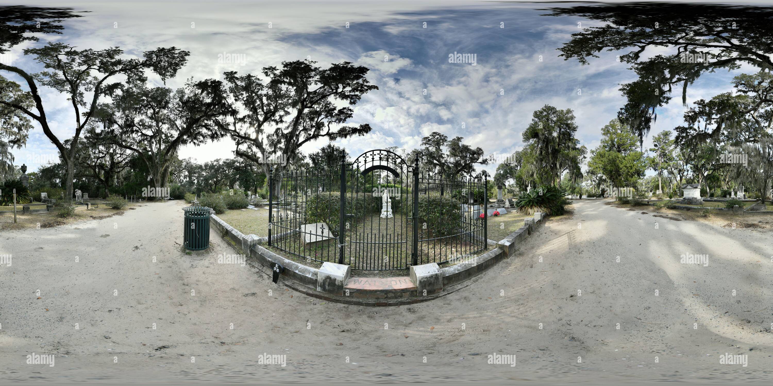 Visualizzazione panoramica a 360 gradi di 360 panorama sferico del sito della tomba di Gracie (Gracie Watson), il più visitato nel cimitero Bonaventure della Savannah storica, GA