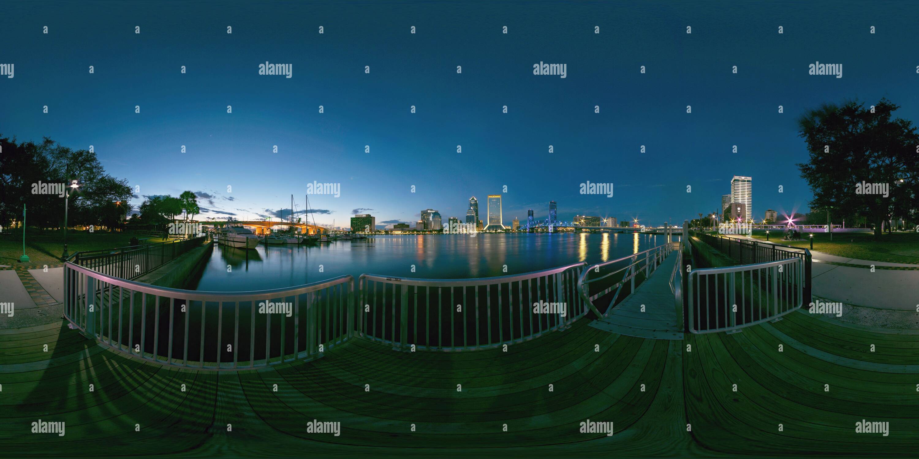 Visualizzazione panoramica a 360 gradi di Downtown Jacksonville Florida nel marzo 2020 da Friendship Fountain Water Taxi atterraggio a Dusk - 360 Panorama sferico - StreetView Photosfera