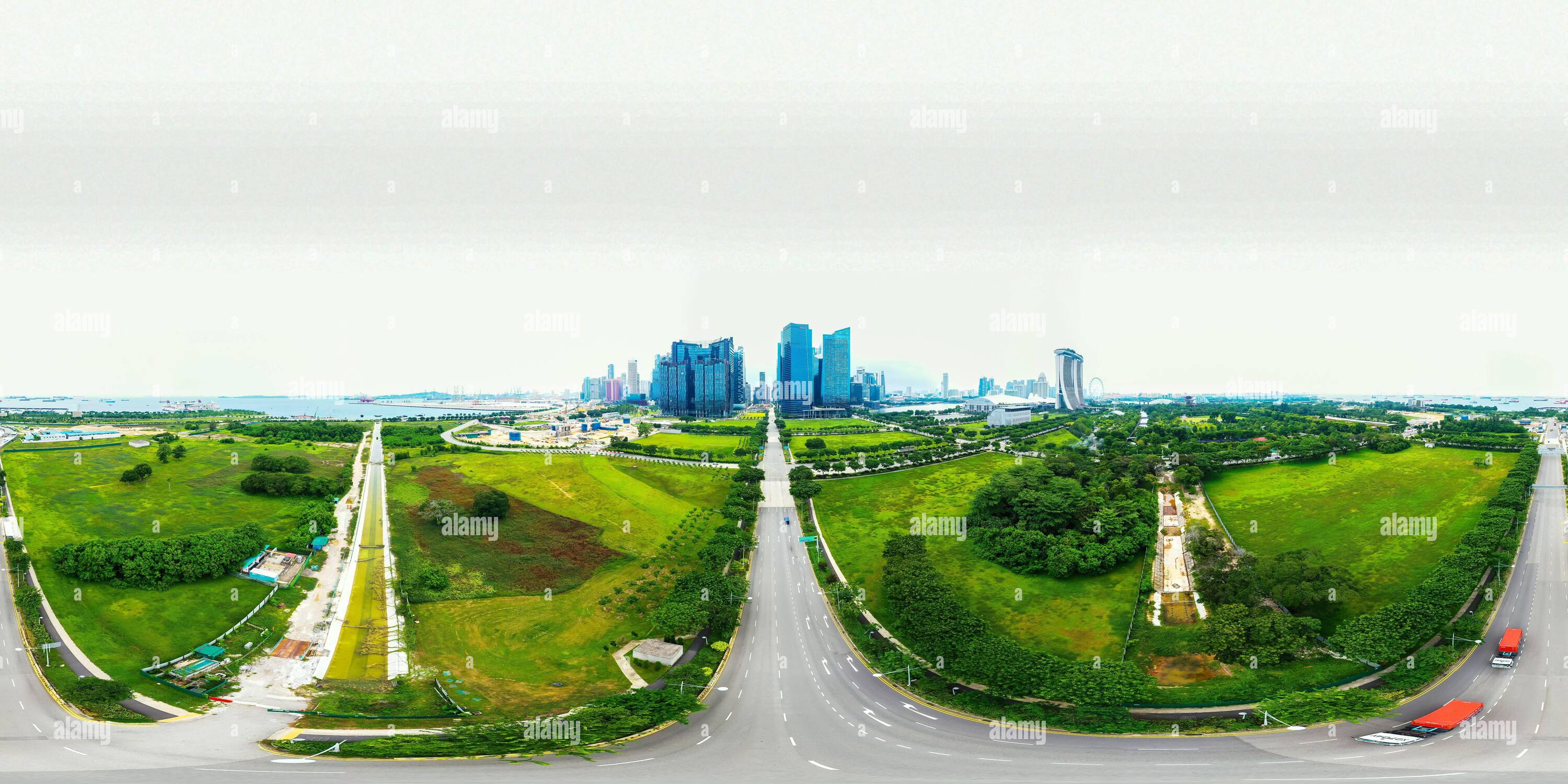 Visualizzazione panoramica a 360 gradi di Una vista aerea a 360 gradi dell'area di Marina Bay e degli edifici commerciali in una giornata nuvolosa