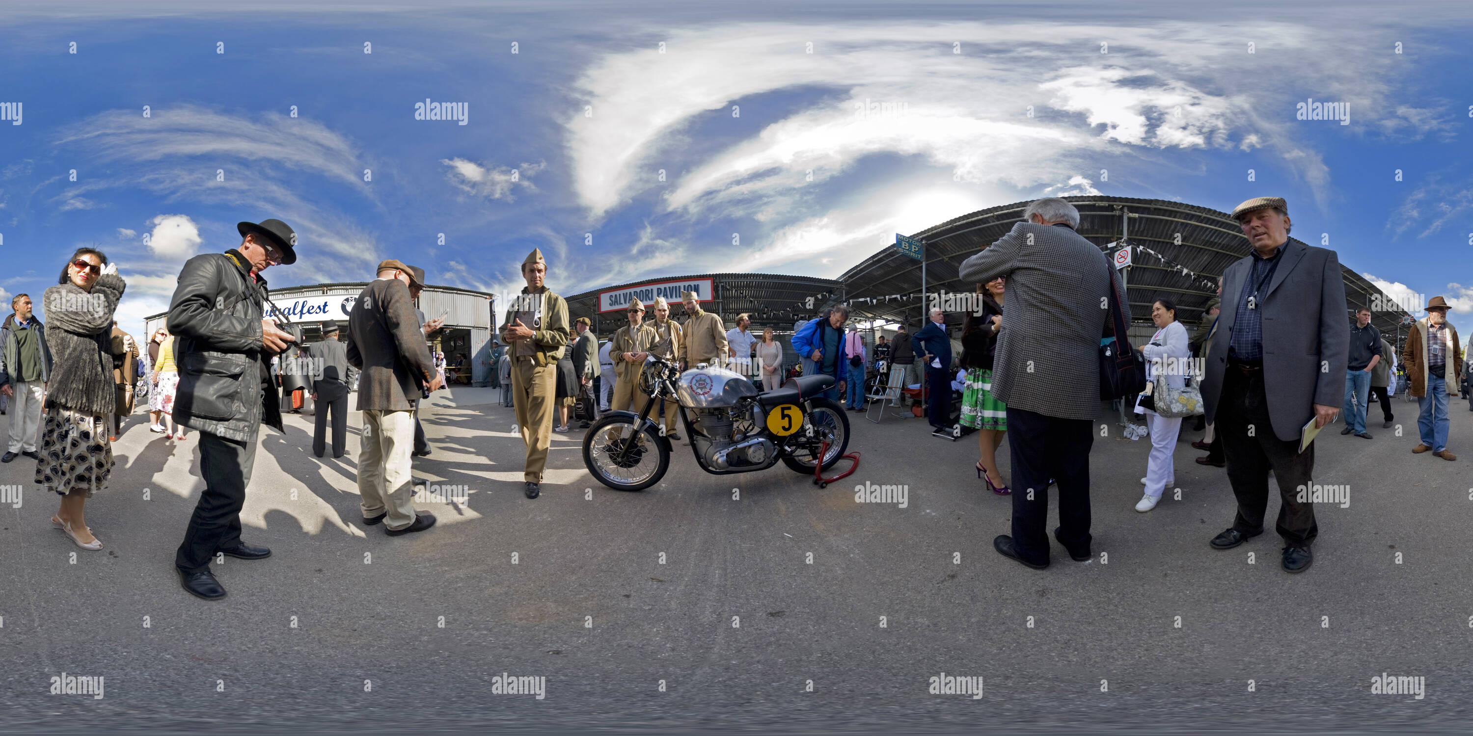 Visualizzazione panoramica a 360 gradi di Barry Sheens Memorial Trophy, Goodwood Revival, West Sussex