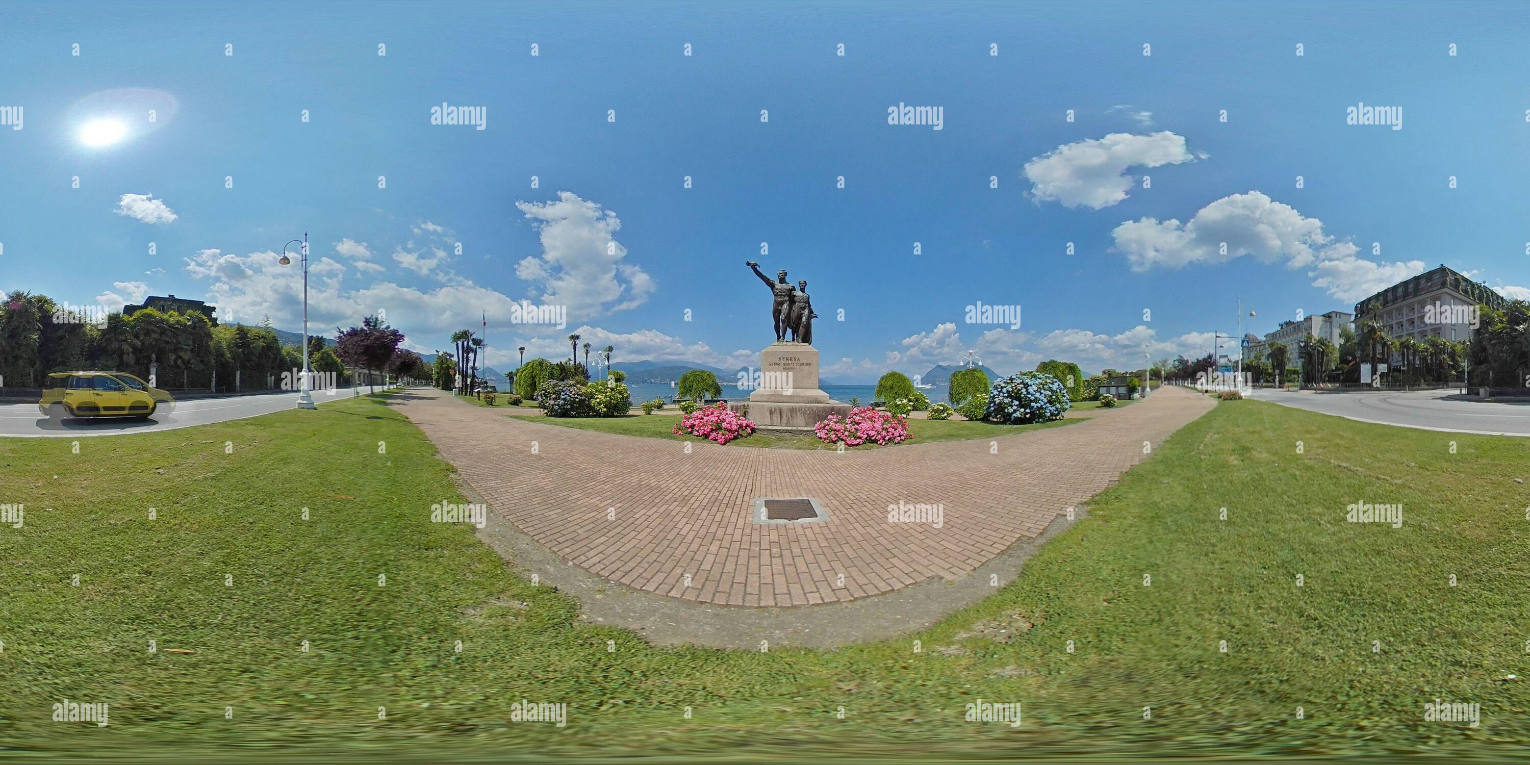 Visualizzazione panoramica a 360 gradi di Equirettangolari Panoramica (360 gradi Vista panoramica) di Piazza Marconi e marciapiede di fronte al Lago maggiore di Stresa, Piemonte, Italia - ma