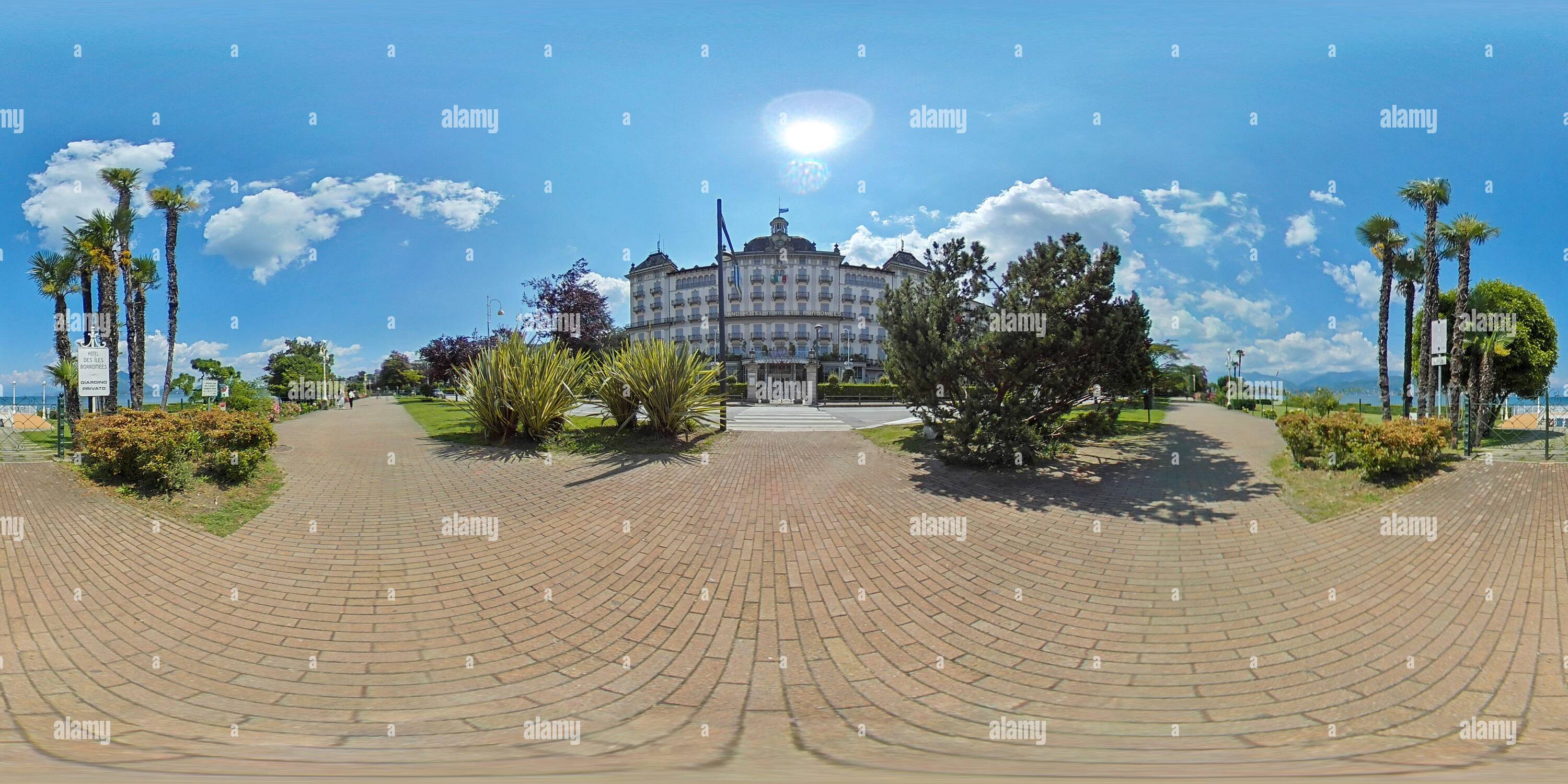 Visualizzazione panoramica a 360 gradi di Equirettangolari Panoramica (360 gradi Vista panoramica) di corso Umberto i marciapiede di fronte al Grand Hotel des Iles Borromees di giorno al Lago Maggi