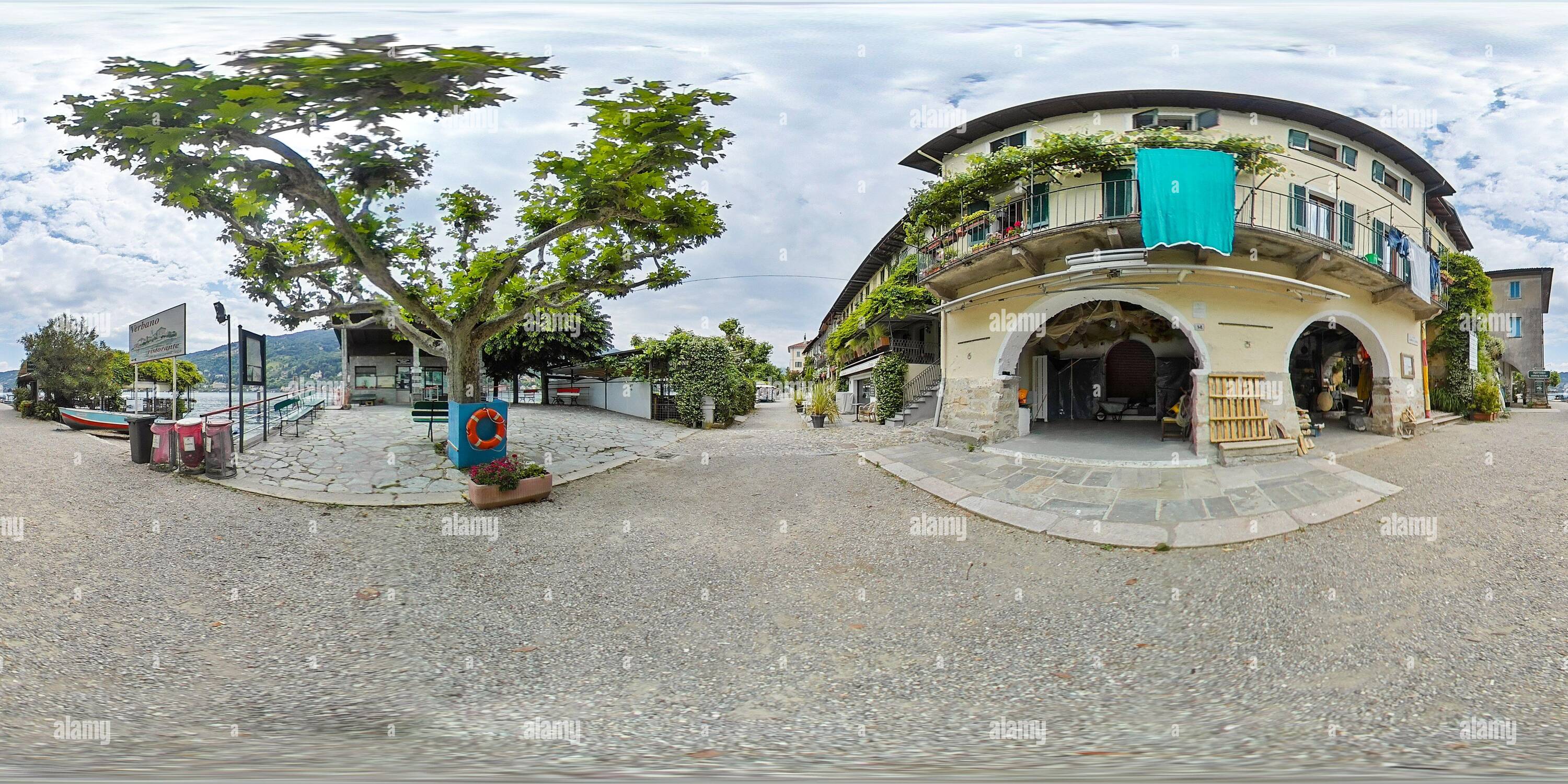 Visualizzazione panoramica a 360 gradi di Equirettangolare Panoramica (360 gradi Vista panoramica) di Via lungo Lago all'Isola dei pescatori di giorno in Lago maggiore (Borroma