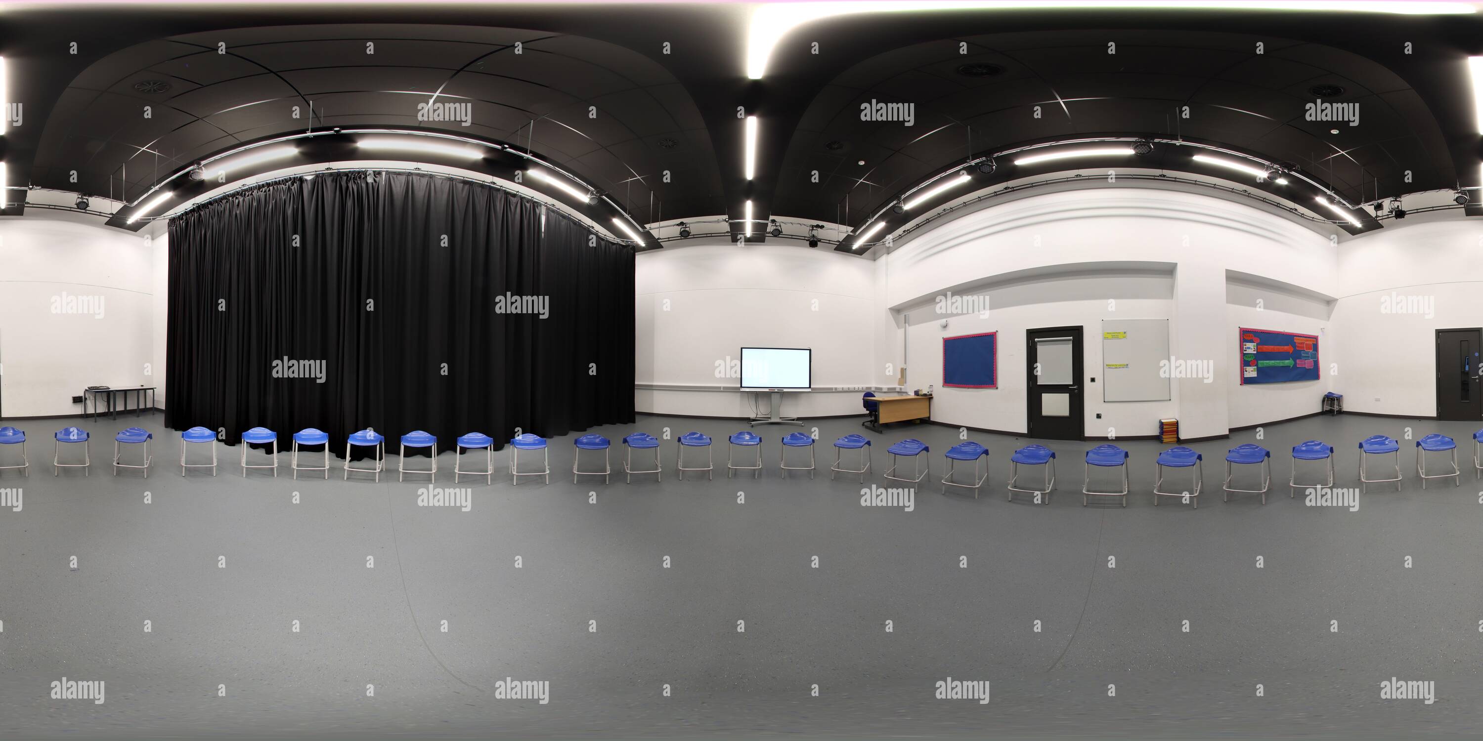 Visualizzazione panoramica a 360 gradi di Foto panoramica a 360 gradi della Whitcliffe Mount Primary School che mostra un tipico studio teatrale britannico nella scuola inglese