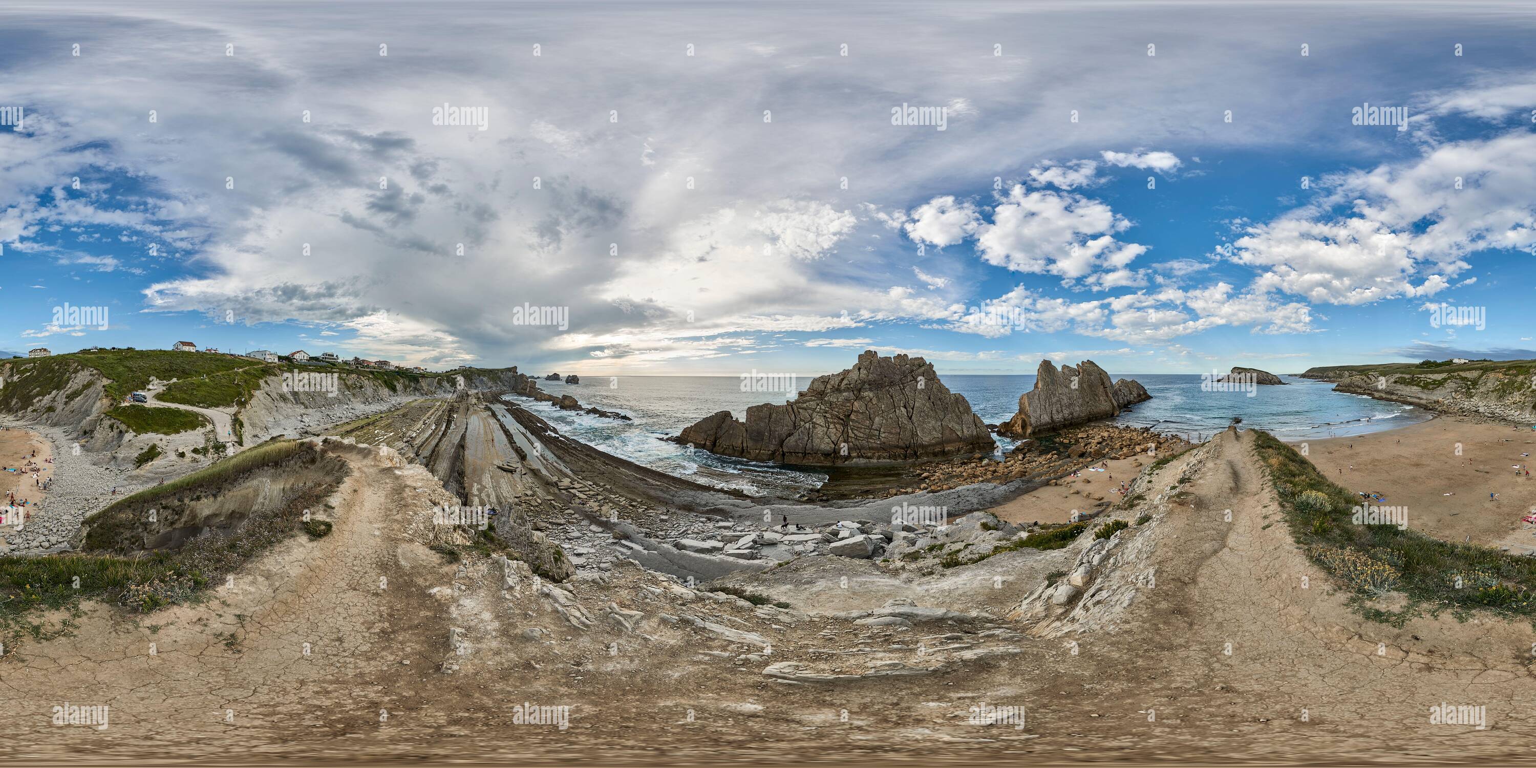 Visualizzazione panoramica a 360 gradi di 360 gradi panoramico: La spiaggia di Arnía situato nel comune di Piélagos con rocce di oltre 90 milioni di anni, in Cantabria, Spagna, Europa