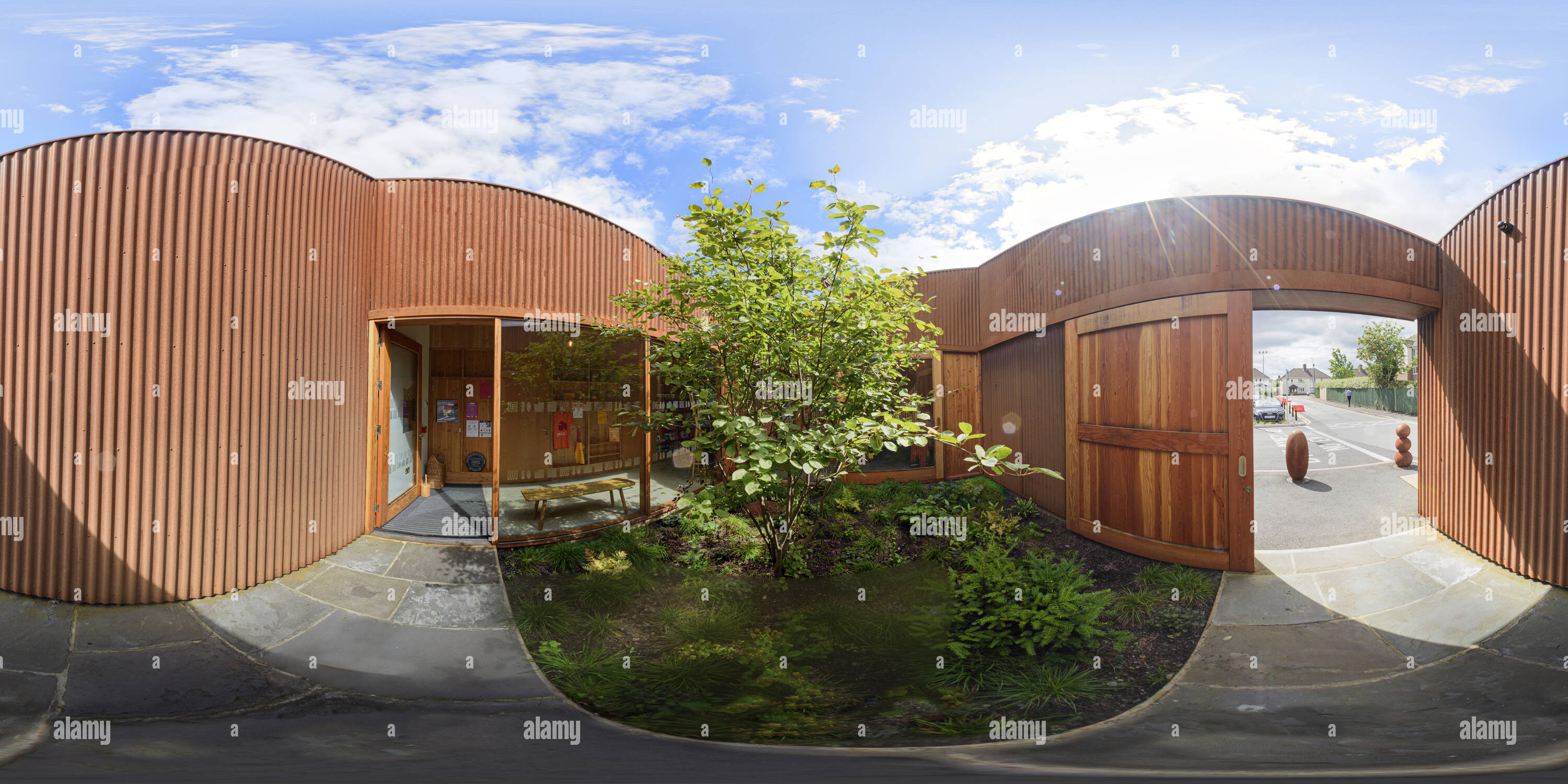 Visualizzazione panoramica a 360 gradi di Ingresso al cortile del Maggies Cardiff