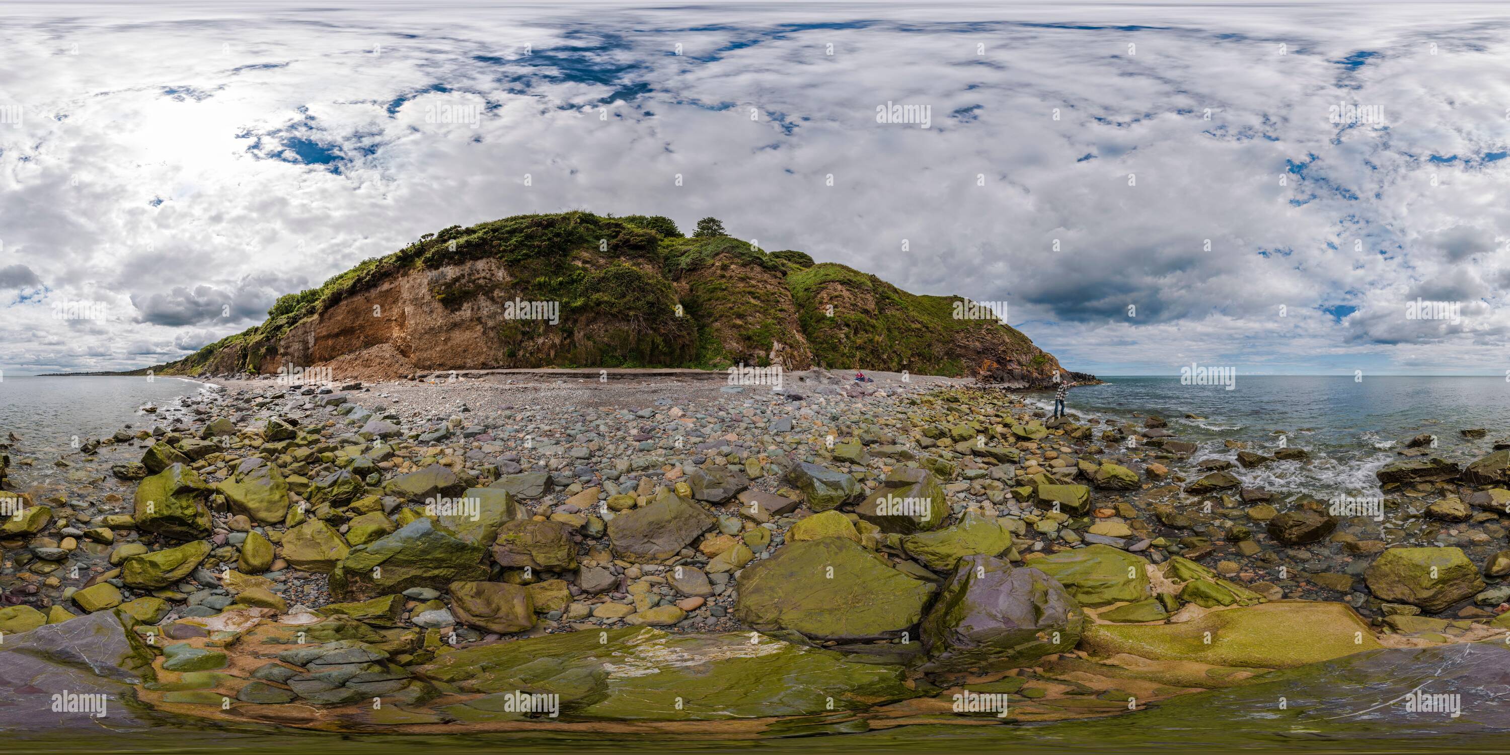 Visualizzazione panoramica a 360 gradi di Il pescatore ha gettato la linea di mano mentre un altro uomo che ha una tazza di tè alla spiaggia del nord Scenic fuori Greystones, Mare d'Irlanda, co. Wicklow. 360 panorama.