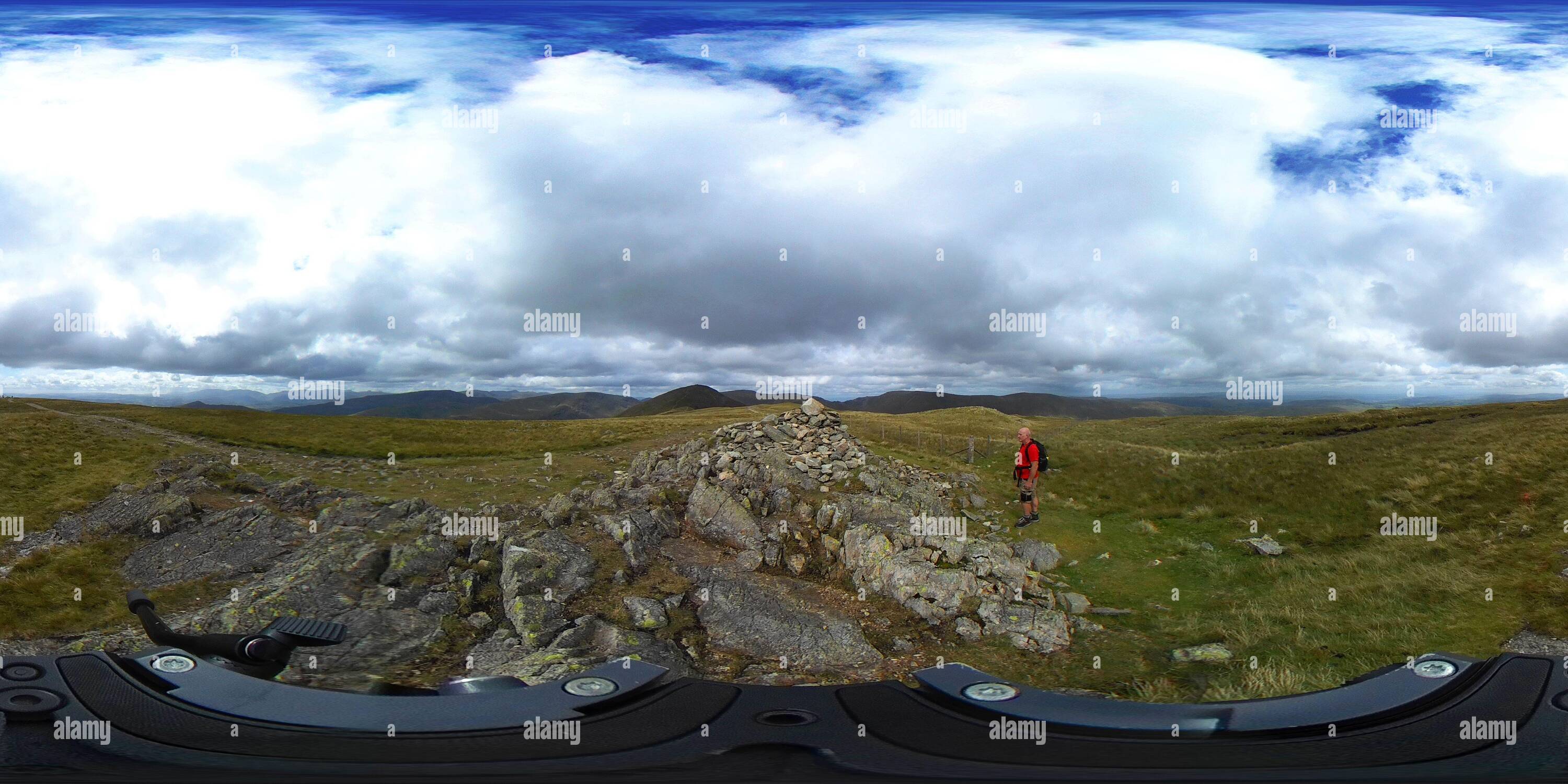 Visualizzazione panoramica a 360 gradi di Walker al Summit Cairn of Yoke Fell, Hartsop Valley, Kirkstone Pass, Lake District National Park, Cumbria, Inghilterra, UK Yoke Fell è uno dei 214