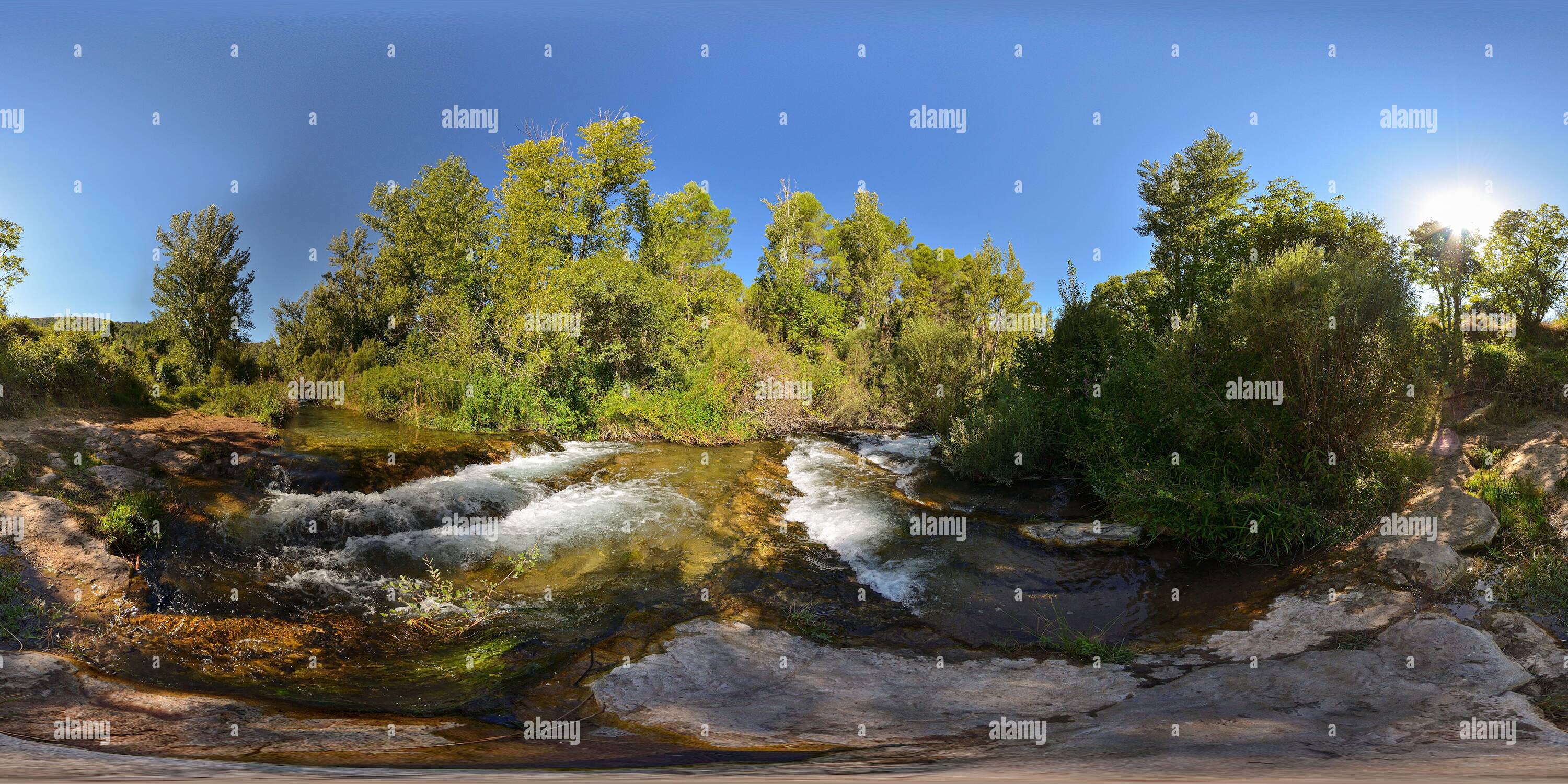 Visualizzazione panoramica a 360 gradi di 360 panorama di una coppia di montagna accanto ad un fiume, con molti alberi e piante e il cielo blu. Concetto di natura