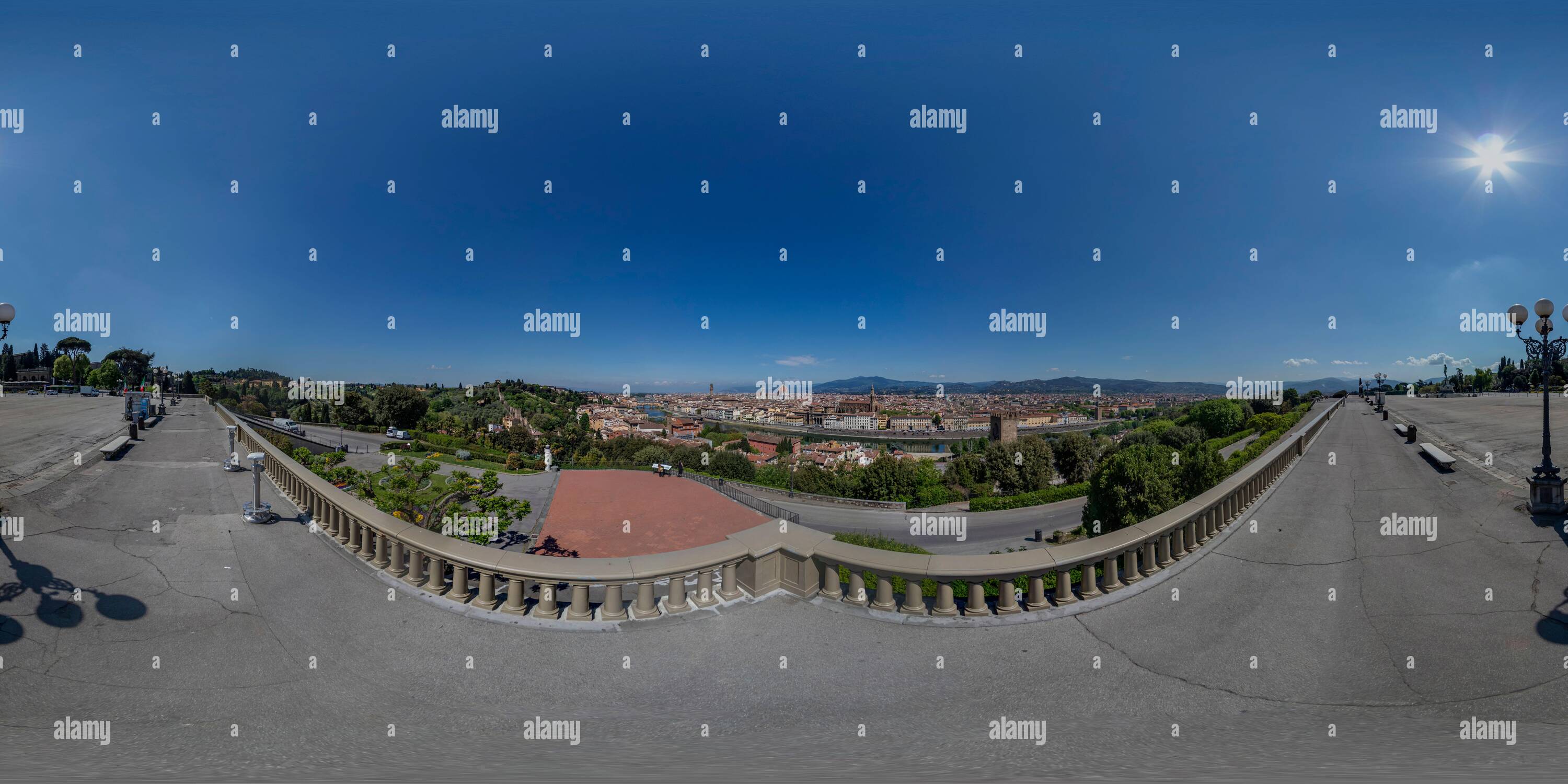 Visualizzazione panoramica a 360 gradi di Un insolito e mai visto Piazzale Michelangelo Firenze. Spettacolare e vuota, viva e commovente nelle immagini a 360 gradi.