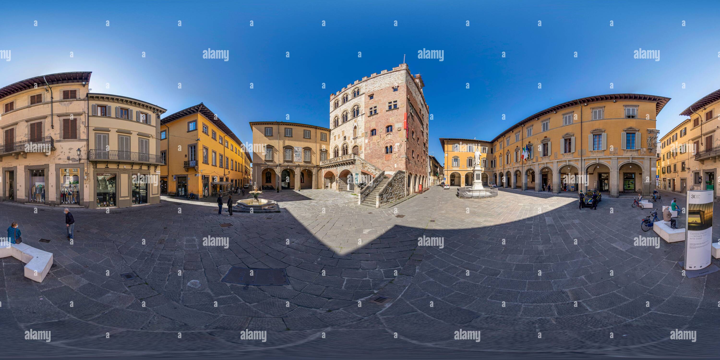 Visualizzazione panoramica a 360 gradi di Un Prato insolito e mai visto prima. Spettacolare e vuota, mentre allo stesso tempo, viva e toccante nelle immagini a 360 gradi.