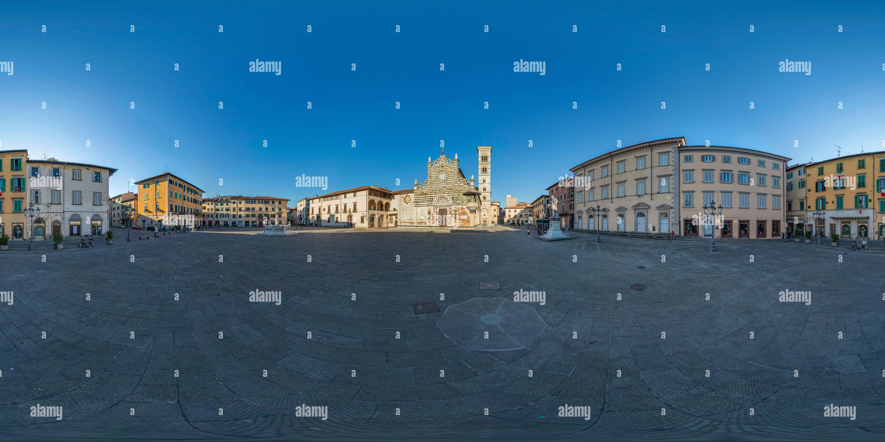 Visualizzazione panoramica a 360 gradi di Un Prato insolito e mai visto prima. Spettacolare e vuota, mentre allo stesso tempo, viva e toccante nelle immagini a 360 gradi.