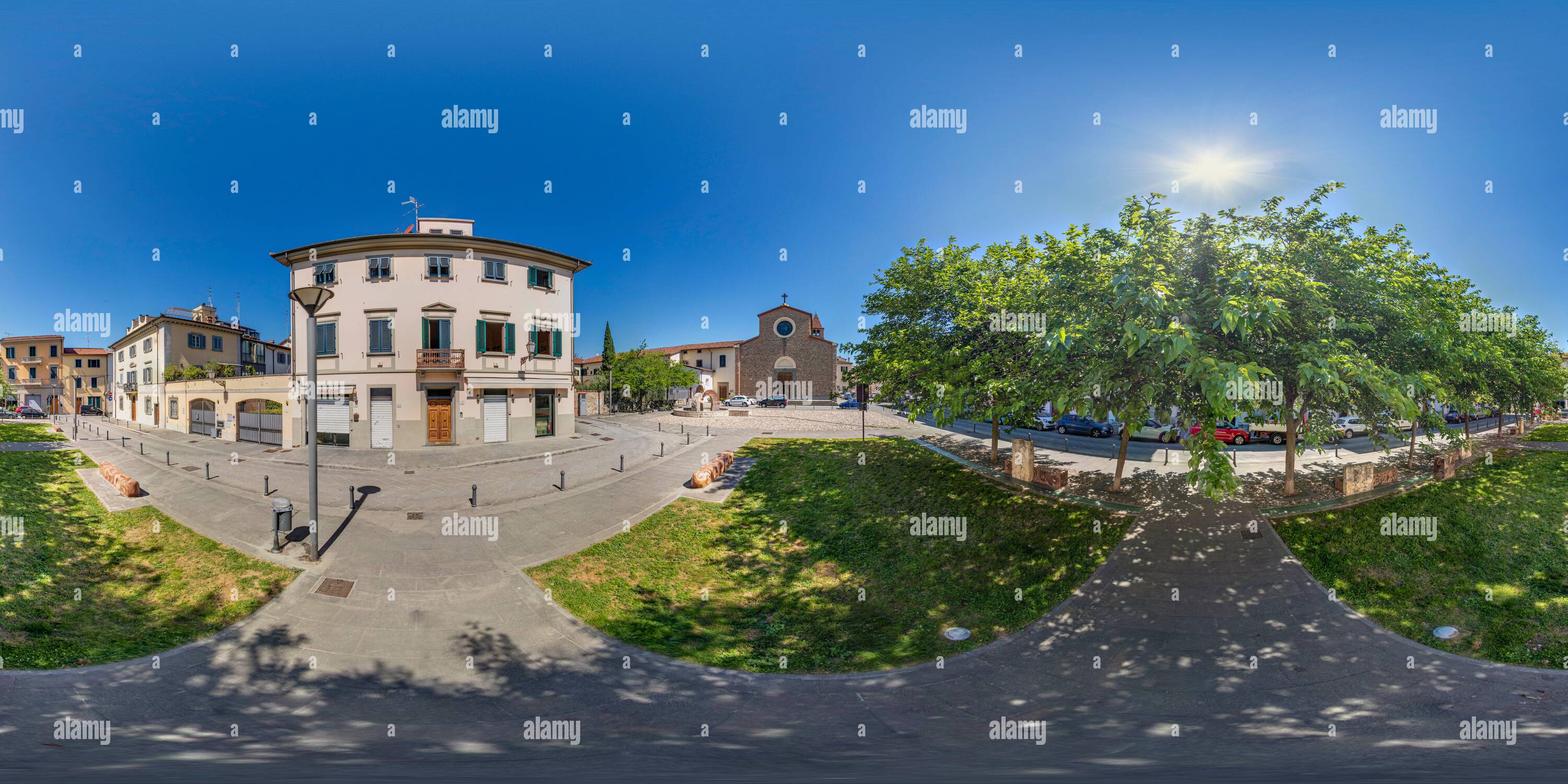 Visualizzazione panoramica a 360 gradi di Un Prato insolito e mai visto prima. Spettacolare e vuota, mentre allo stesso tempo, viva e toccante nelle immagini a 360 gradi.