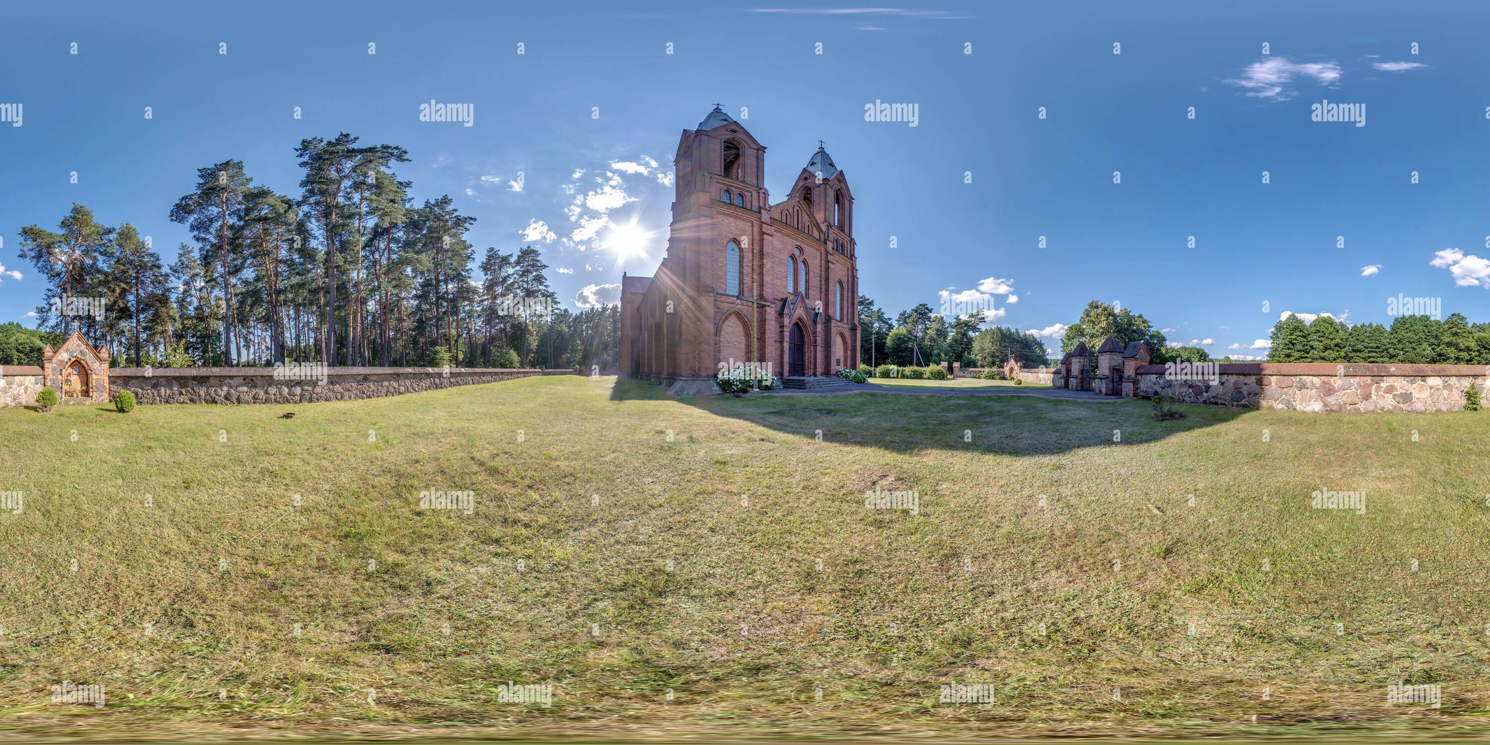 Visualizzazione panoramica a 360 gradi di Panorama hdri sferico senza cuciture con angolo di 360 gradi vicino al neo gotico decorativo medievale architettura chiesa in forma sferica equirettangolare pro