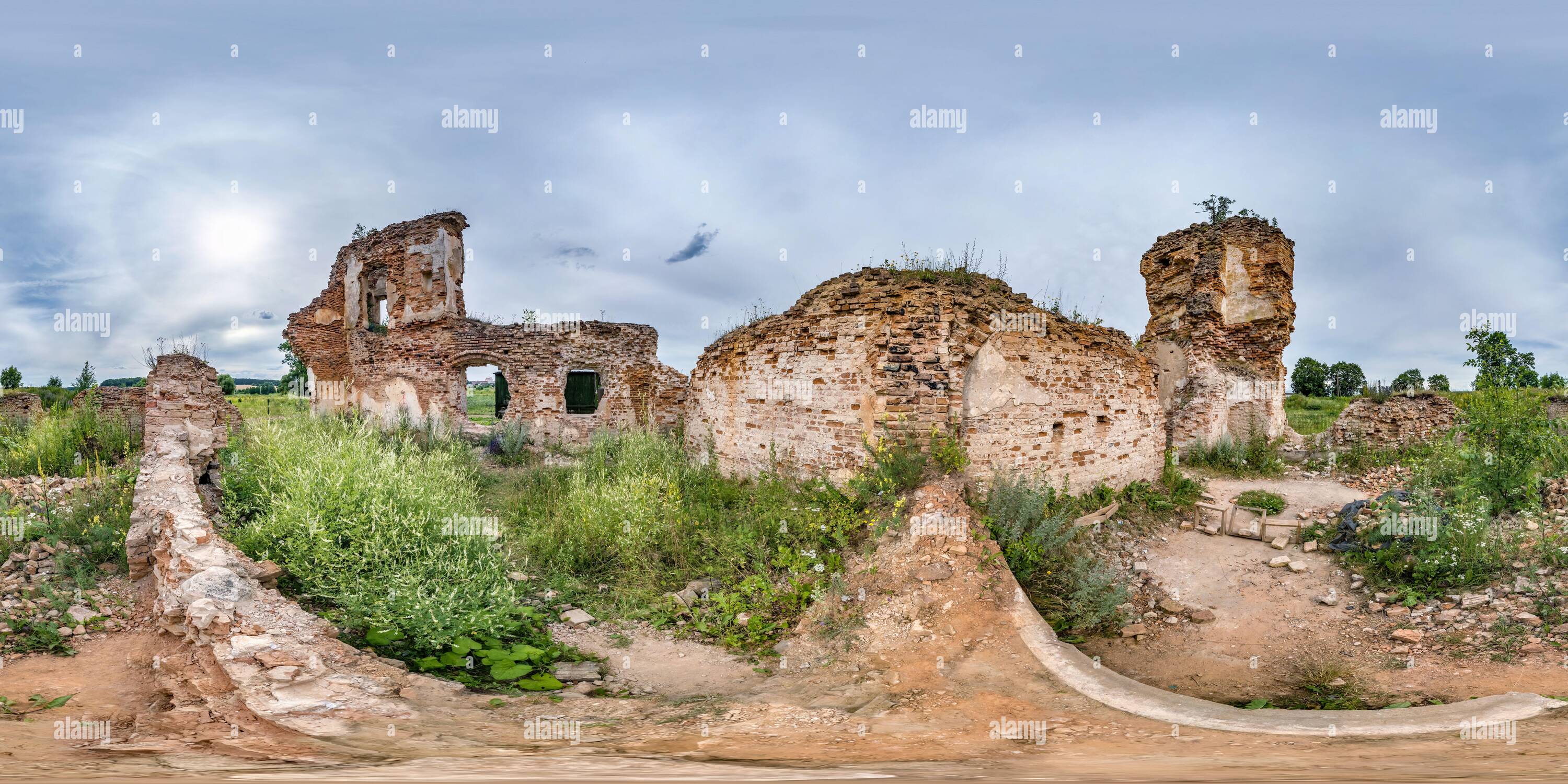 Visualizzazione panoramica a 360 gradi di Panorama hdri sferico senza cuciture angolo di 360 gradi vicino alla parete di castello rovinato proiezione equirettangolare con zenith e nadir, pronto per VR vir
