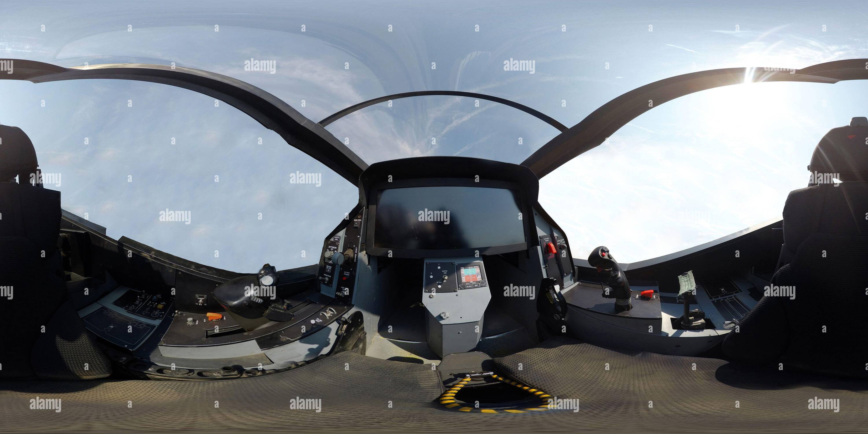 Visualizzazione panoramica a 360 gradi di L'abitacolo di un aereo Lockheed Martin F-35 Lightening II. PHOTO CREDIT : © MARK PAIN / ALAMY STOCK PHOTO