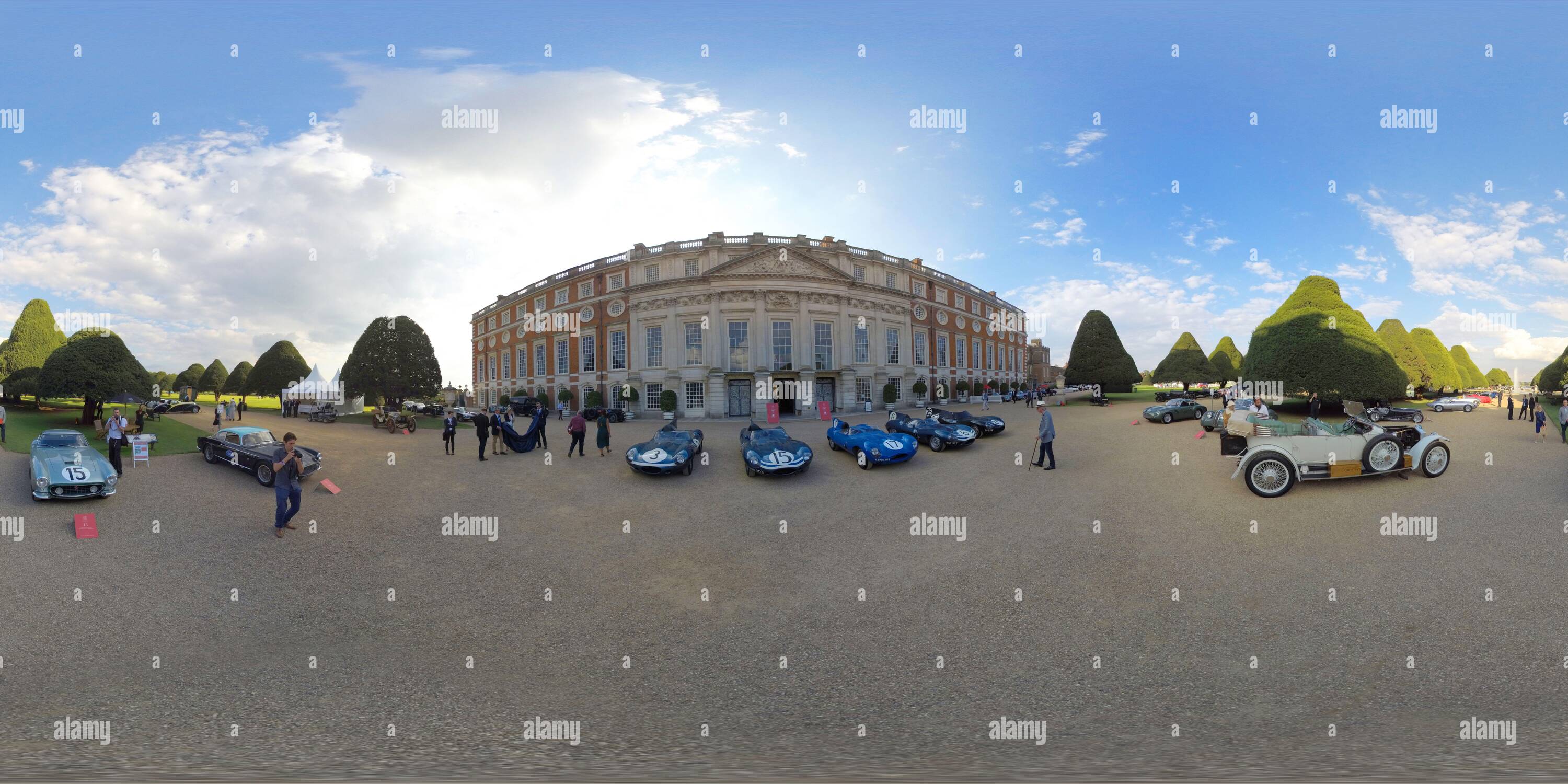 Visualizzazione panoramica a 360 gradi di AUTO CLASSICHE IN MOSTRA ALL'HAMPTON COURT PALACE, INGHILTERRA . PHOTO CREDIT : © MARK PAIN / ALAMY STOCK PHOTO