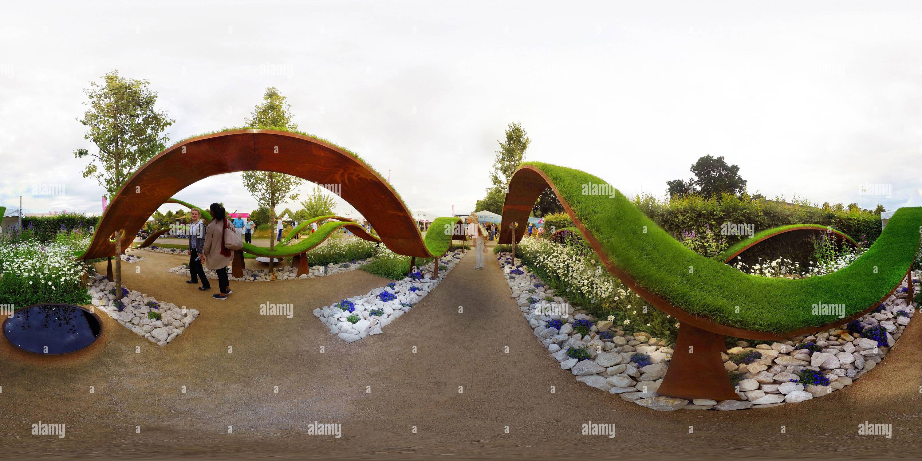 Visualizzazione panoramica a 360 gradi di Il bellissimo e straordinario giardino "World Vision" al RHS Hampton Court Flower Show 2016. IMMAGINE DI CREDITO : © MARK PAIN / ALAMY