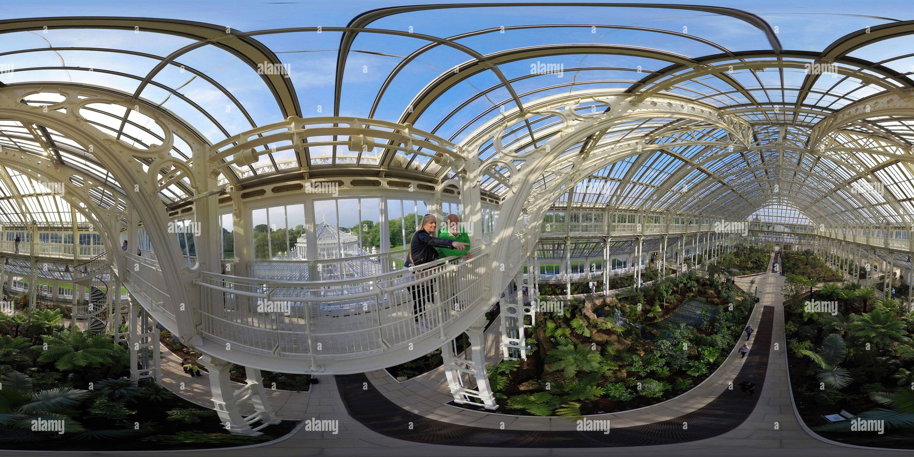 Visualizzazione panoramica a 360 gradi di Dai un'occhiata alla più grande vetreria vittoriana del mondo, la Tempate House at Kew Gardens. IMMAGINE DI CREDITO : © MARK PAIN / ALAMY