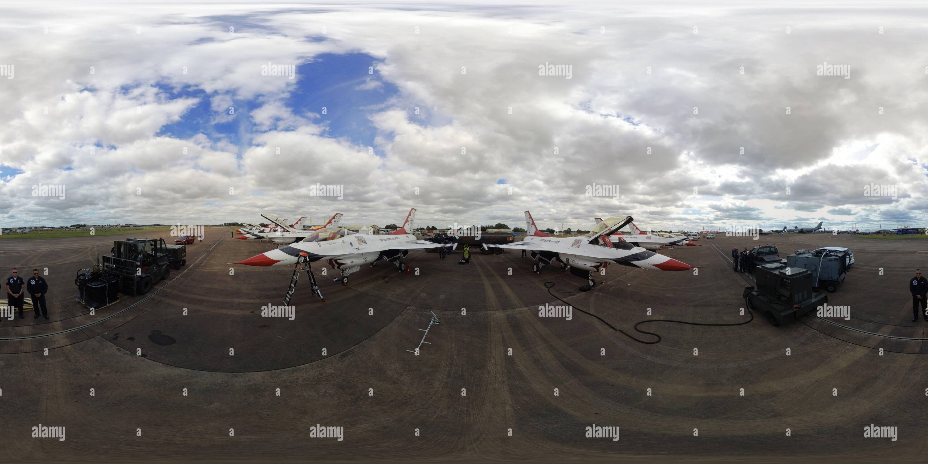 Visualizzazione panoramica a 360 gradi di I Lockheed Martin F16 della USAF Thunderbirds Display Team al Royal International Air Tattoo di RAF Fairford.