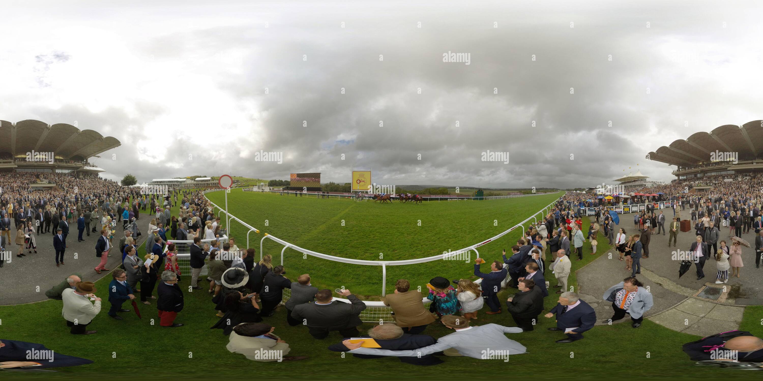 Visualizzazione panoramica a 360 gradi di Nassau Stakes al glorioso incontro di Goodwood del Qatar a West Sussex. Copyright Foto © Mark Pain / ALAMY