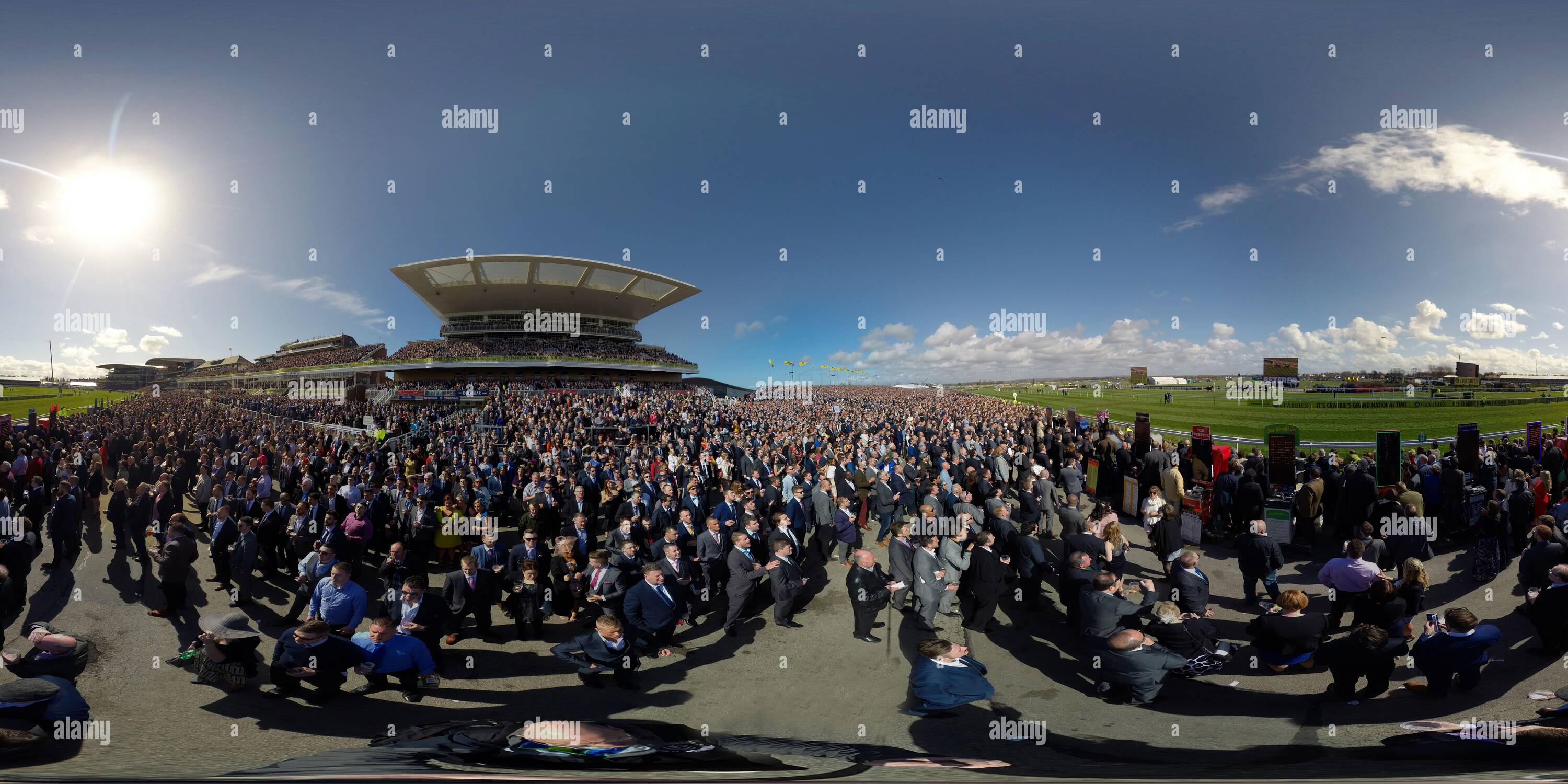 Visualizzazione panoramica a 360 gradi di MIGLIAIA DI RACEGOERS CROGIOLARSI AL SOLE DI AINTREE AL GRAND NATIONAL MEETING FOTO : MARK PAIN / ALAMY
