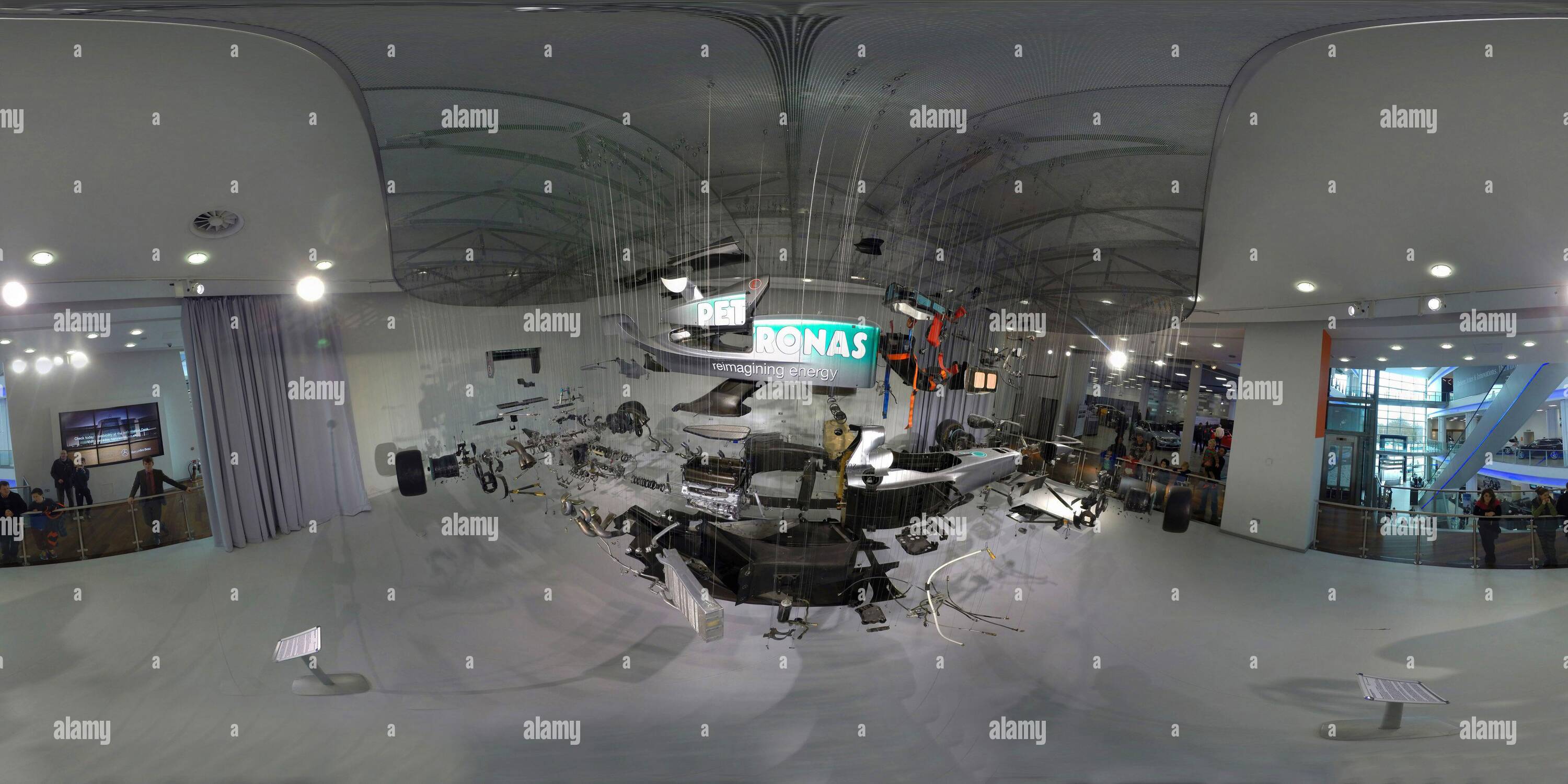 Visualizzazione panoramica a 360 gradi di 3200 parti componenti di una Mercedes Formula 1 sospeso dal soffitto a Mercedes Benz World vicino Brooklands, Surrey. Immagine: Mark Pain / Alamy