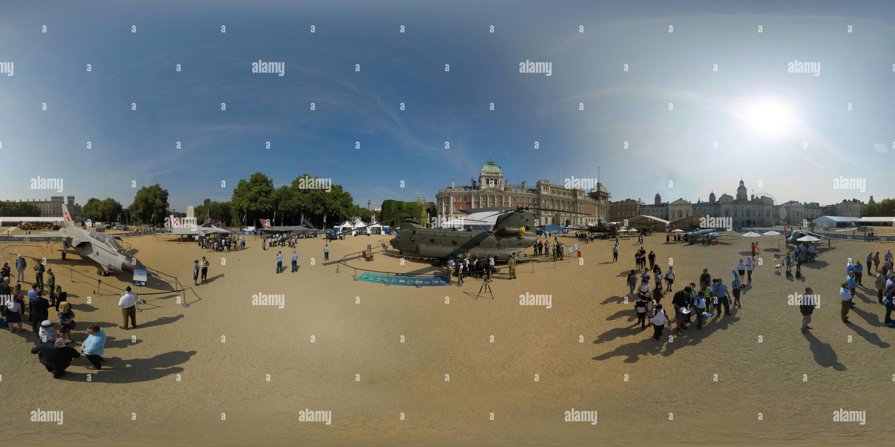 Visualizzazione panoramica a 360 gradi di Una collezione di velivoli RAF per tutta l'età alla Horse Guards Parade di Londra per celebrare il centesimo anniversario della RAF. IMMAGINE : MARK PAIN / ALAMY