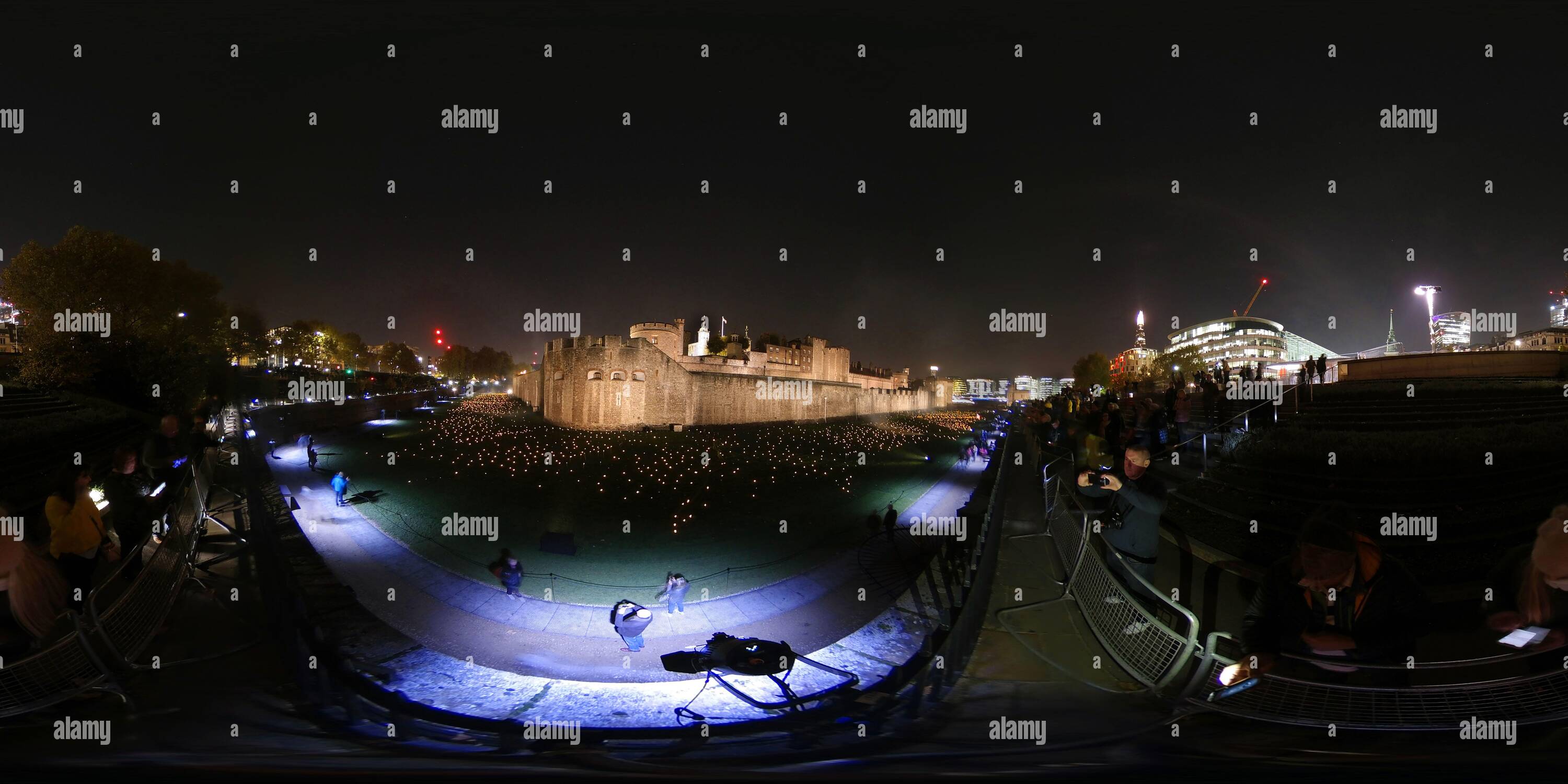 Visualizzazione panoramica a 360 gradi di Oltre l'ombra profonda, dove il fossato della Torre di Londra è pieno di migliaia di fiamme individuali. Immagine : © Mark Pain / Alamy