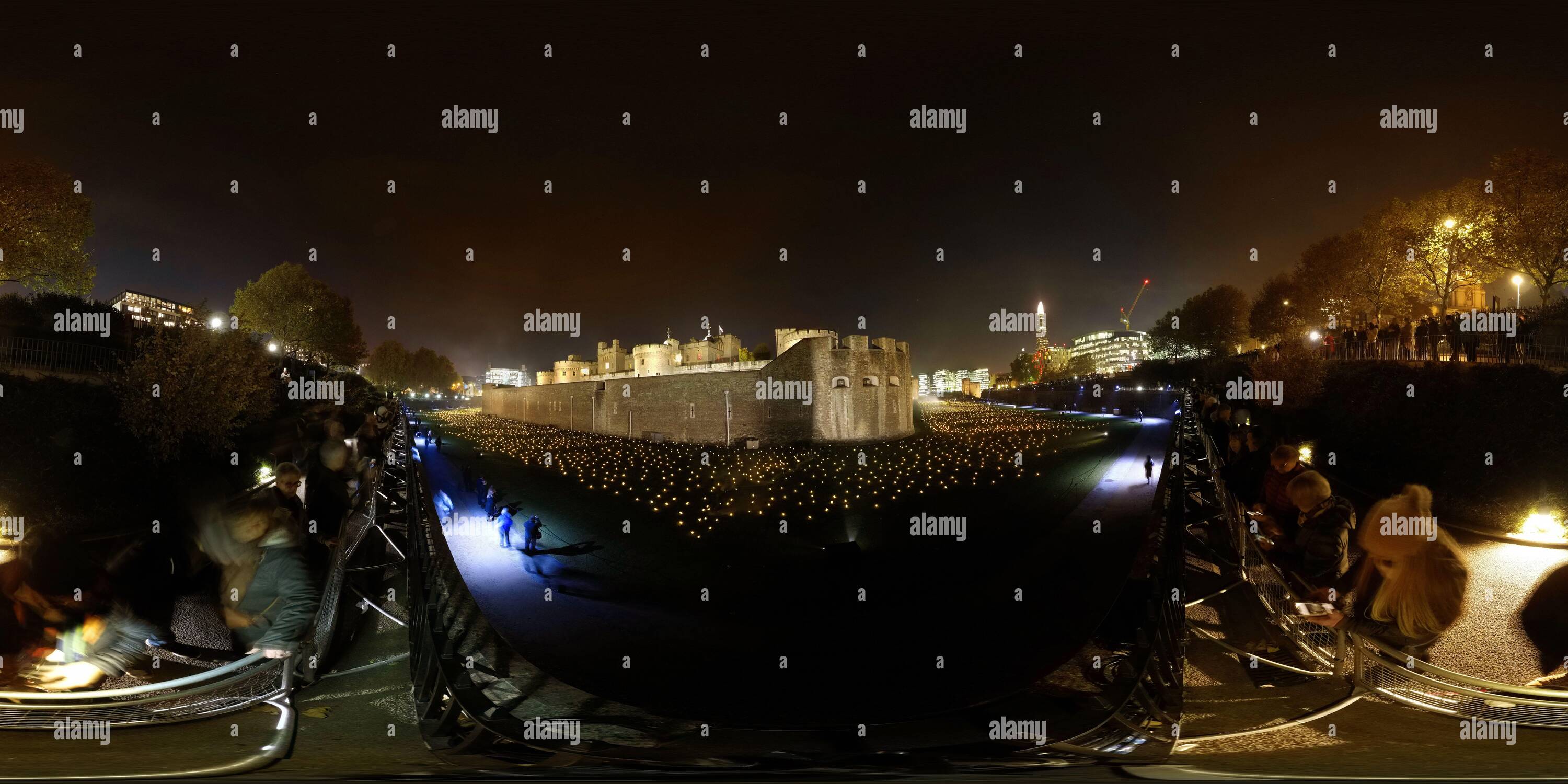 Visualizzazione panoramica a 360 gradi di Oltre l'ombra profonda, dove il fossato della Torre di Londra è pieno di migliaia di fiamme individuali. Immagine : © Mark Pain / Alamy