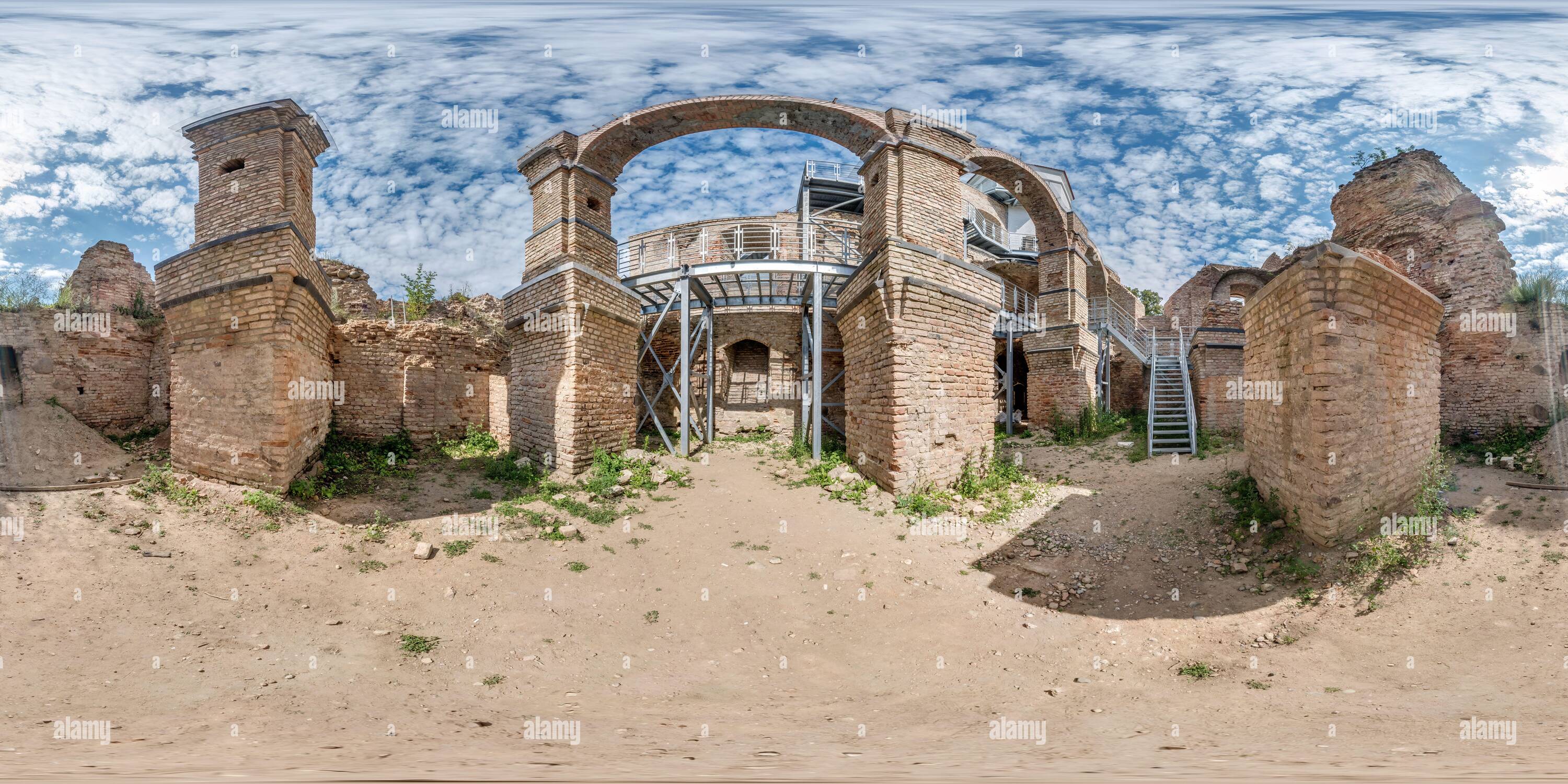 Visualizzazione panoramica a 360 gradi di senza cuciture sferiche hdri panorama 360 gradi angolo vista vicino muro di mattoni di rovinato castello in proiezione equirettangolare con zenith e nadir, pronto fo