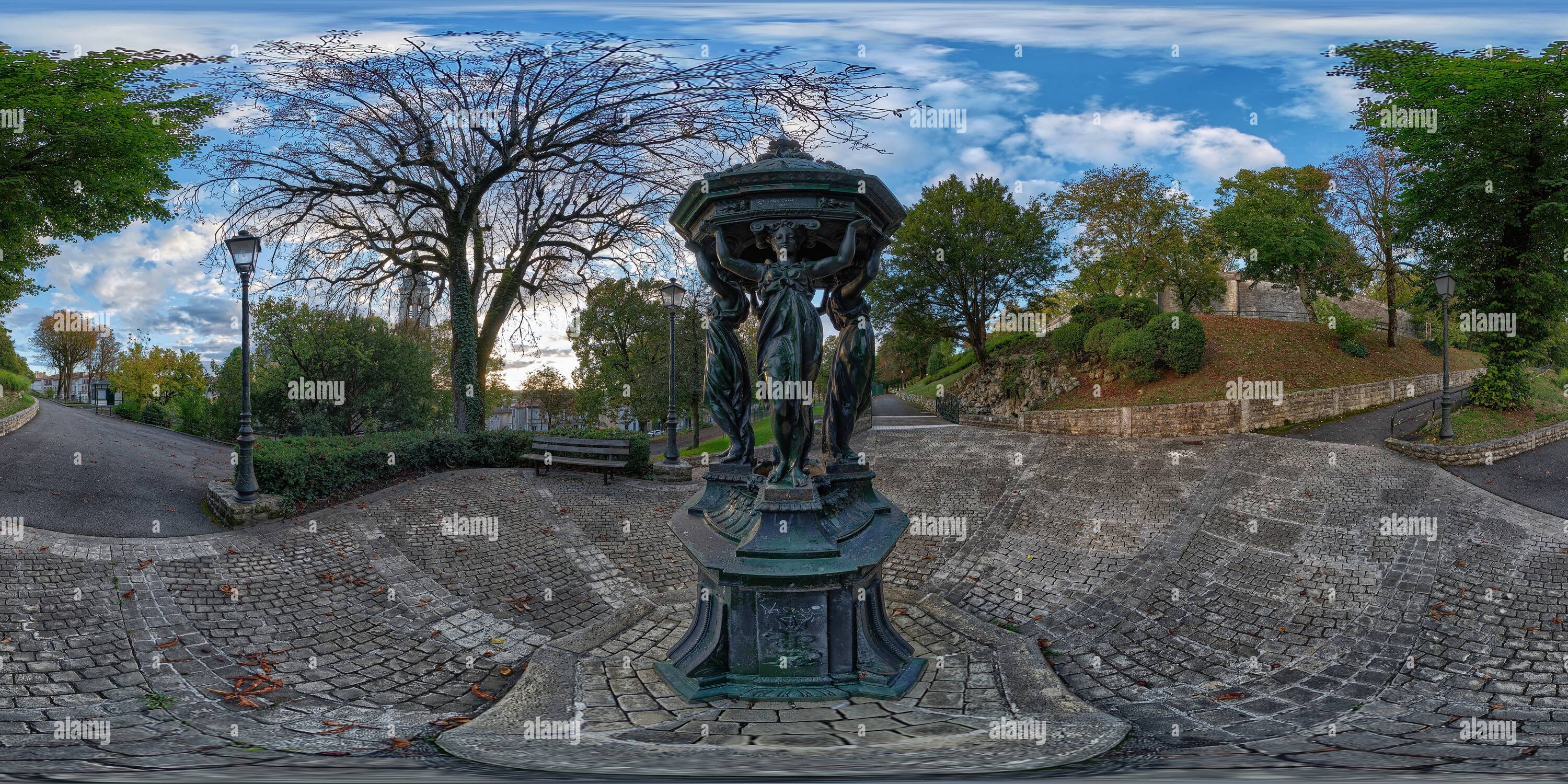 Visualizzazione panoramica a 360 gradi di Fontana di Wallace, Angoulême (Francia)