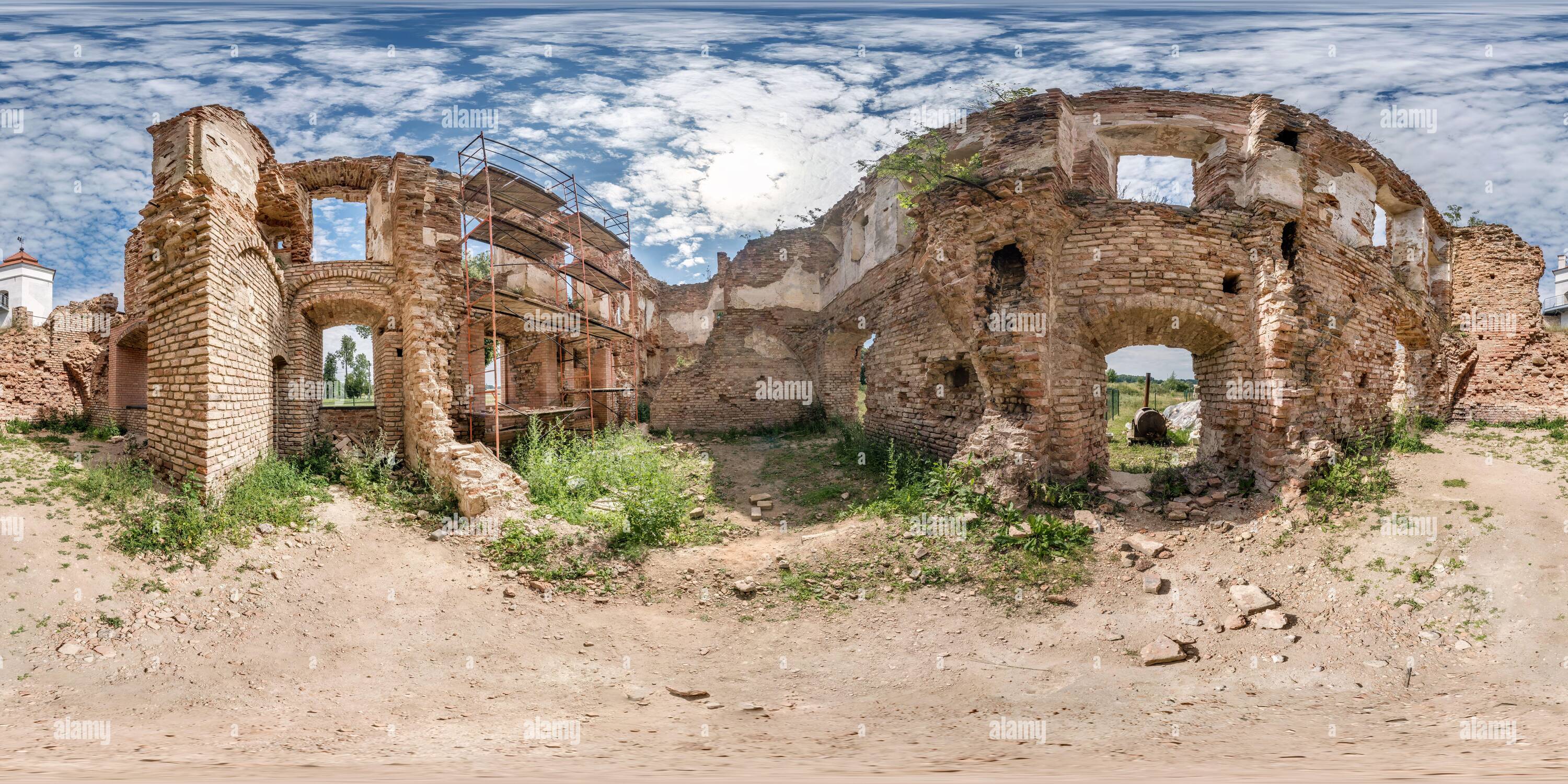 Visualizzazione panoramica a 360 gradi di senza cuciture sferiche hdri panorama 360 gradi angolo vista vicino muro di mattoni di rovinato castello in proiezione equirettangolare con zenith e nadir, pronto fo