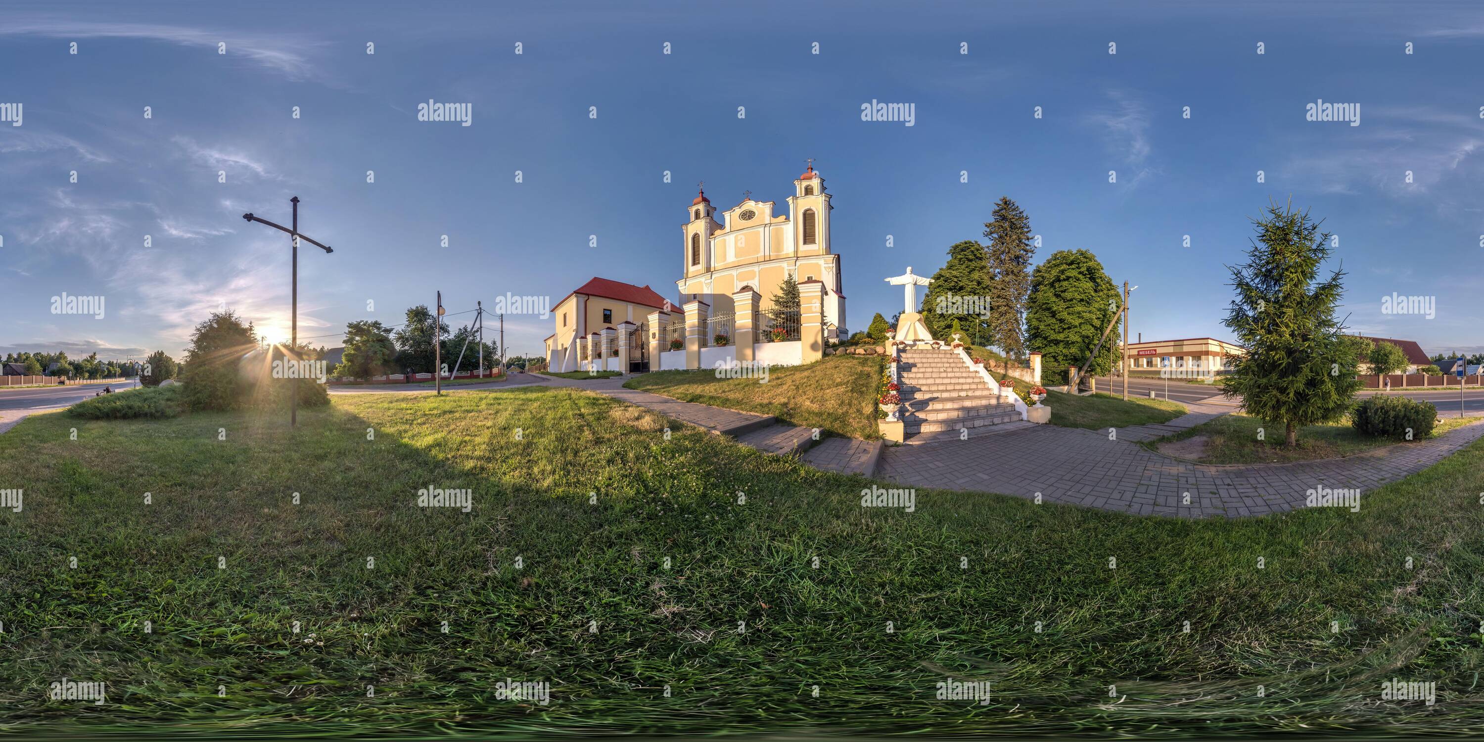 Visualizzazione panoramica a 360 gradi di panorama hdri sferico senza cuciture con angolo di 360 gradi e decorativo architettura medievale chiesa barocca con monumento a gesù in equirectangu