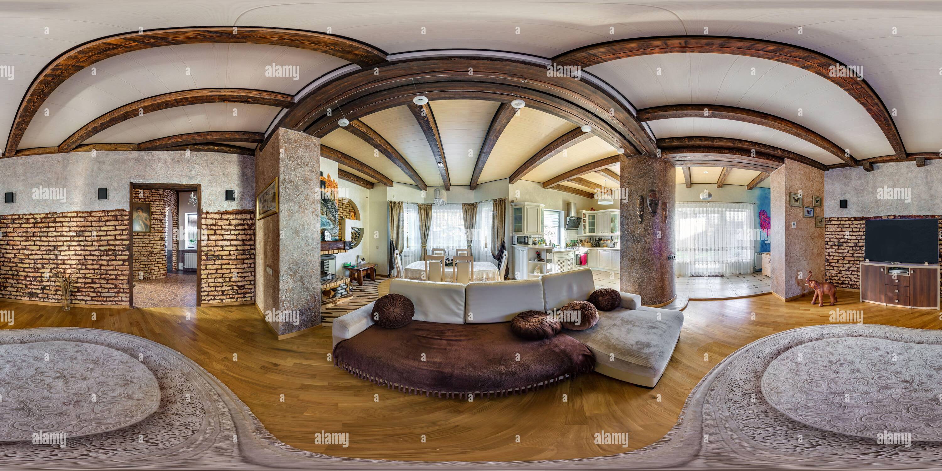 Visualizzazione panoramica a 360 gradi di MINSK, BIELORUSSIA - Gennaio, 2019: Full senza giunture hdri panorama 360 angolo in camera interna con soffitto in legno rafter in casa vacanza in casa