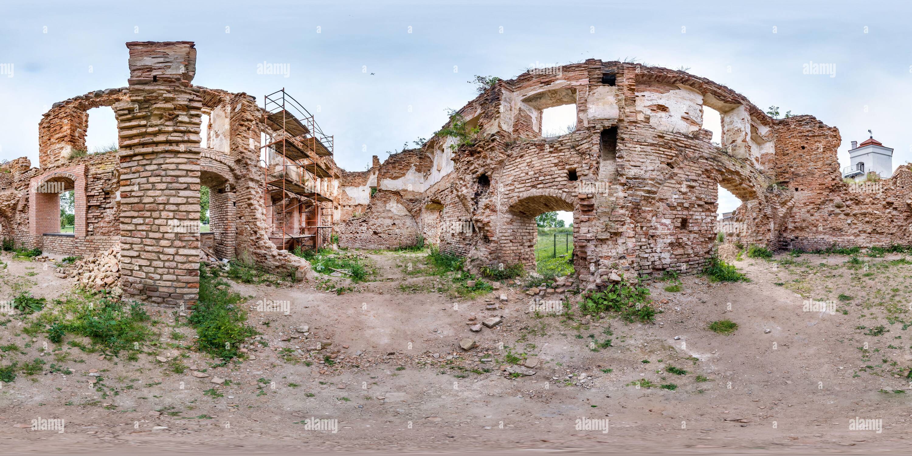 Visualizzazione panoramica a 360 gradi di Panorama hdri sferico senza cuciture angolo di 360 gradi vicino alla parete di castello rovinato proiezione equirettangolare con zenith e nadir, pronto per VR vir