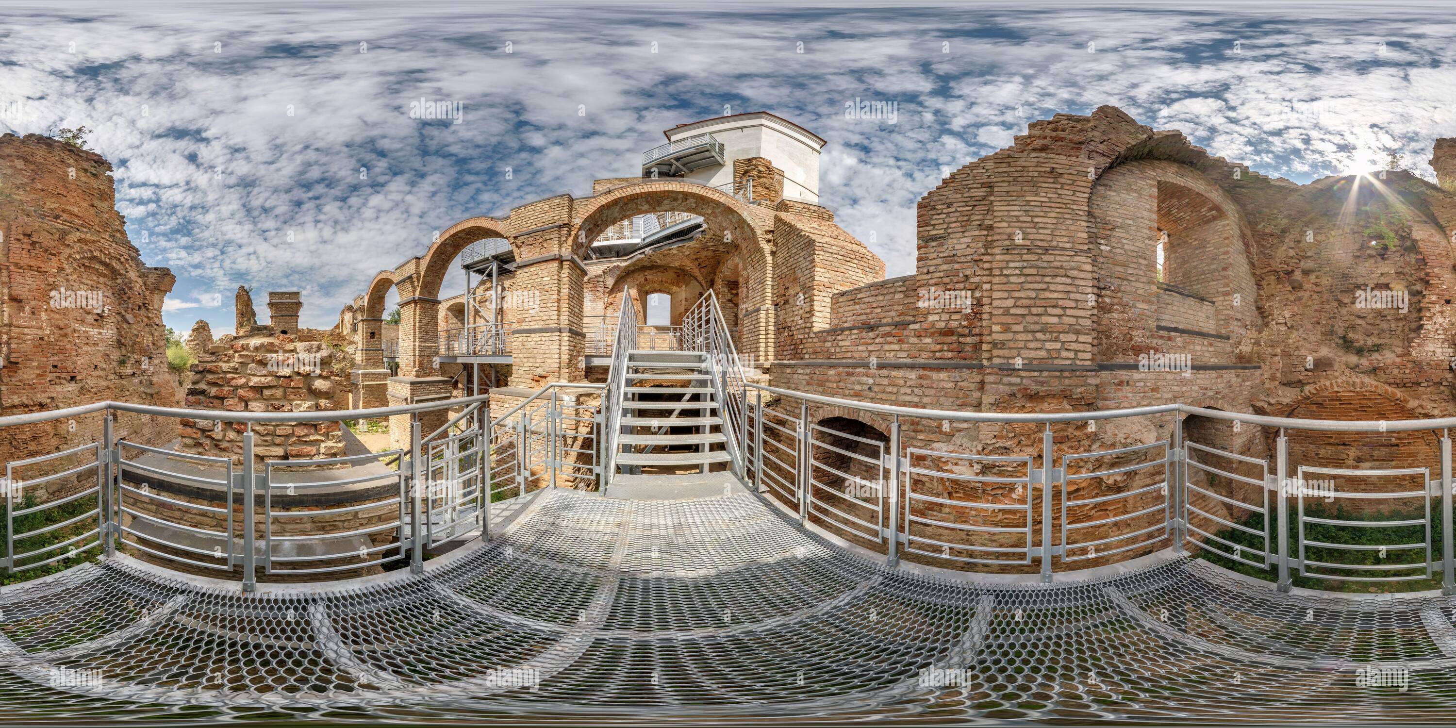 Visualizzazione panoramica a 360 gradi di senza cuciture sferiche hdri panorama 360 gradi angolo vista vicino muro di mattoni di rovinato castello in proiezione equirettangolare con zenith e nadir, pronto fo