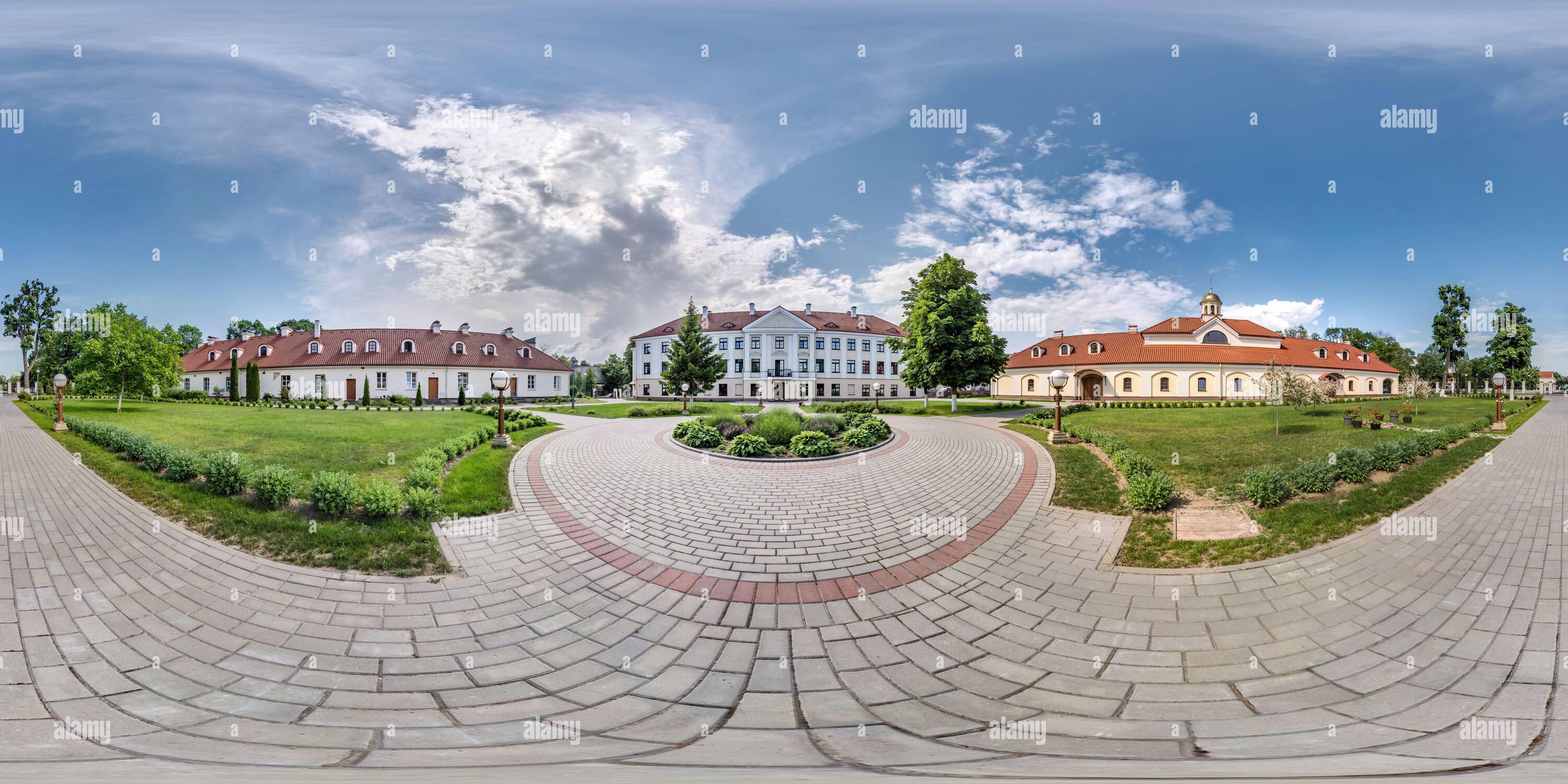 Visualizzazione panoramica a 360 gradi di GRODNO, BIELORUSSIA - LUGLIO 2020: Completamente sferico senza giunture hdri panorama 360 gradi di vista in cortile castello medievale restaurato in equirettangolare